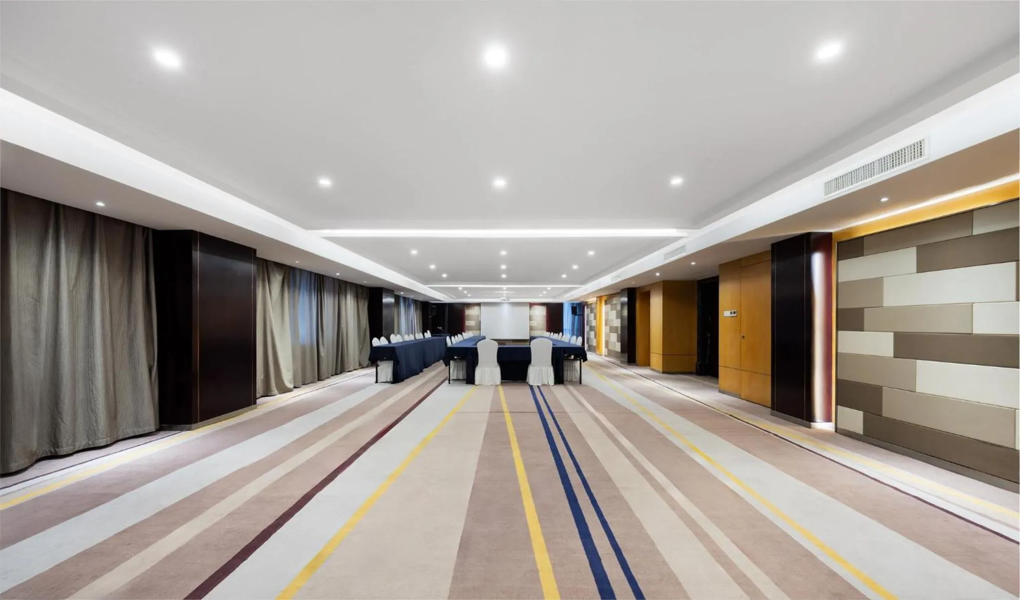 Meeting/conference room in Holiday Inn Express Zhengzhou Airport by IHG
