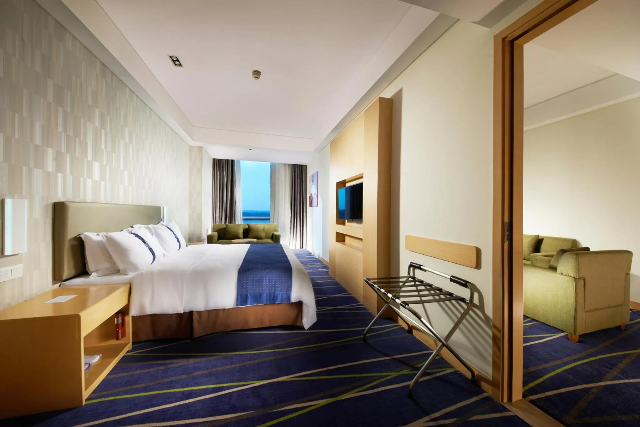 Photo of the whole room, Bed in Holiday Inn Express Zhengzhou Airport by IHG