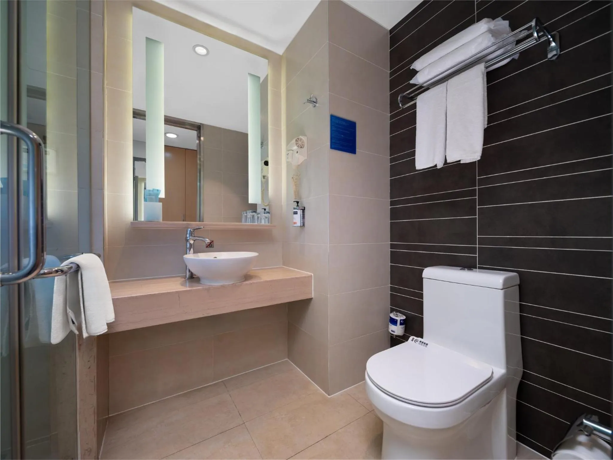 Photo of the whole room in Holiday Inn Express Zhengzhou Airport by IHG