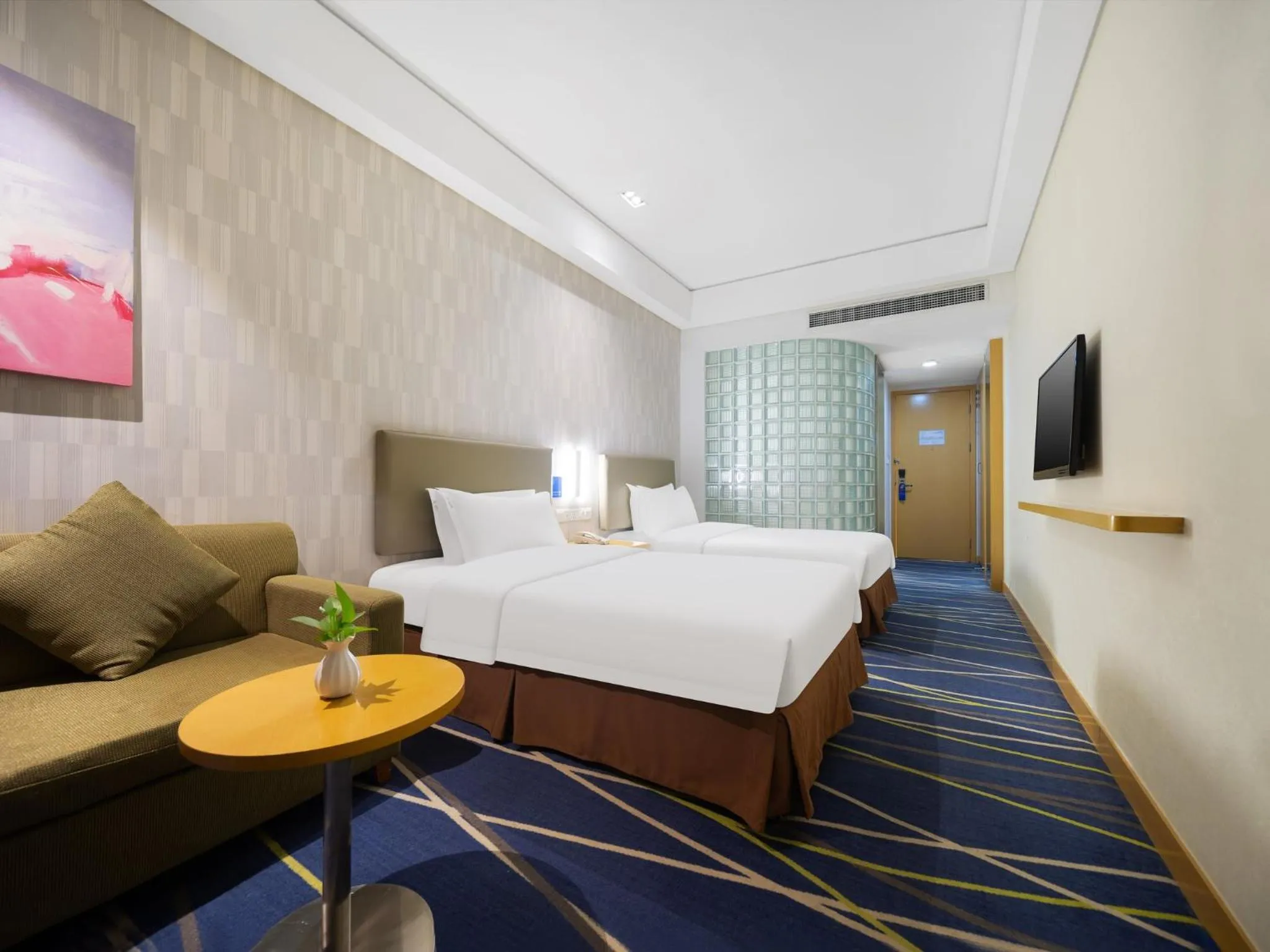 Photo of the whole room, Bed in Holiday Inn Express Zhengzhou Airport by IHG
