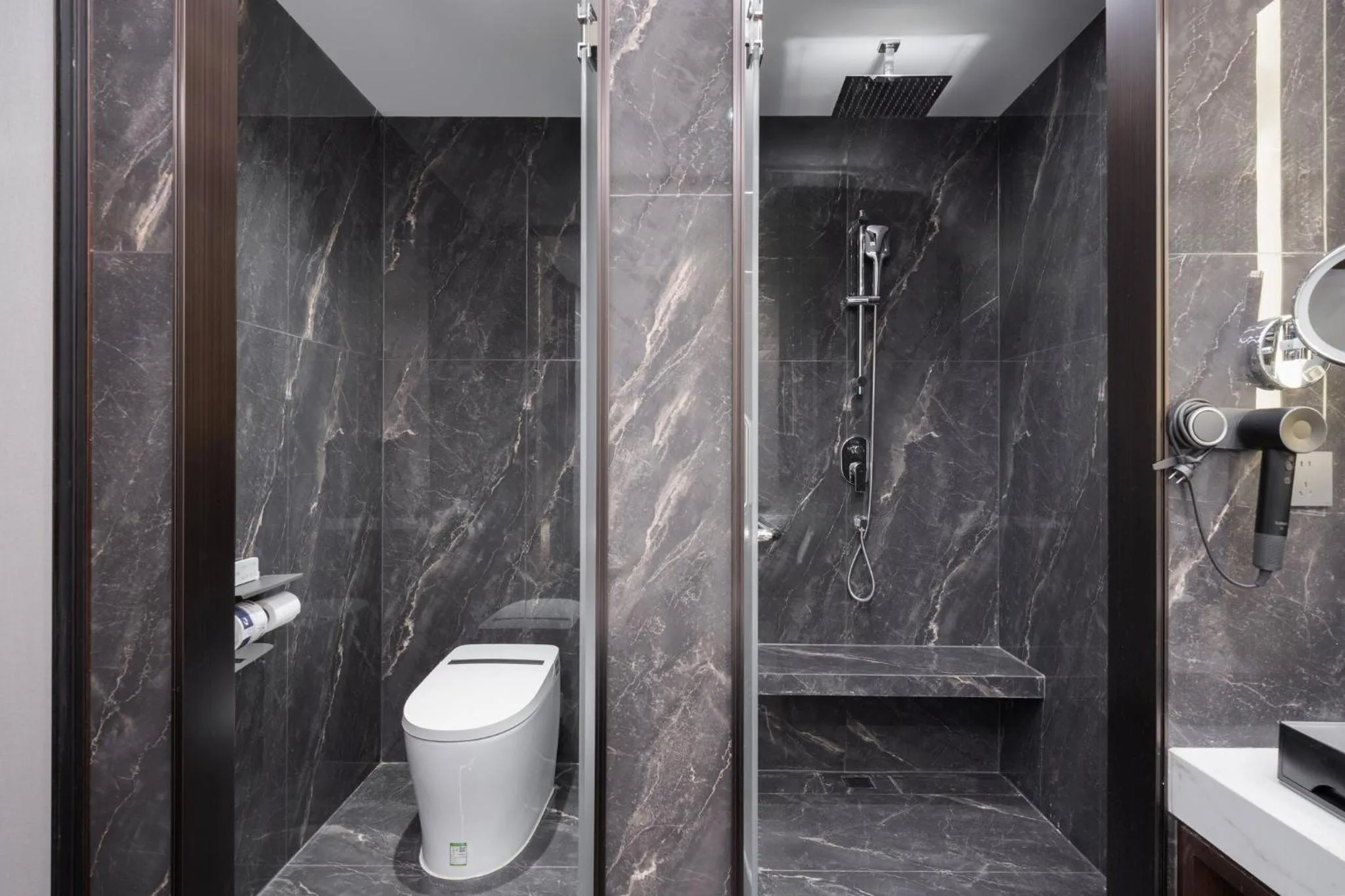 Photo of the whole room in Holiday Inn Express Zhengzhou Airport by IHG