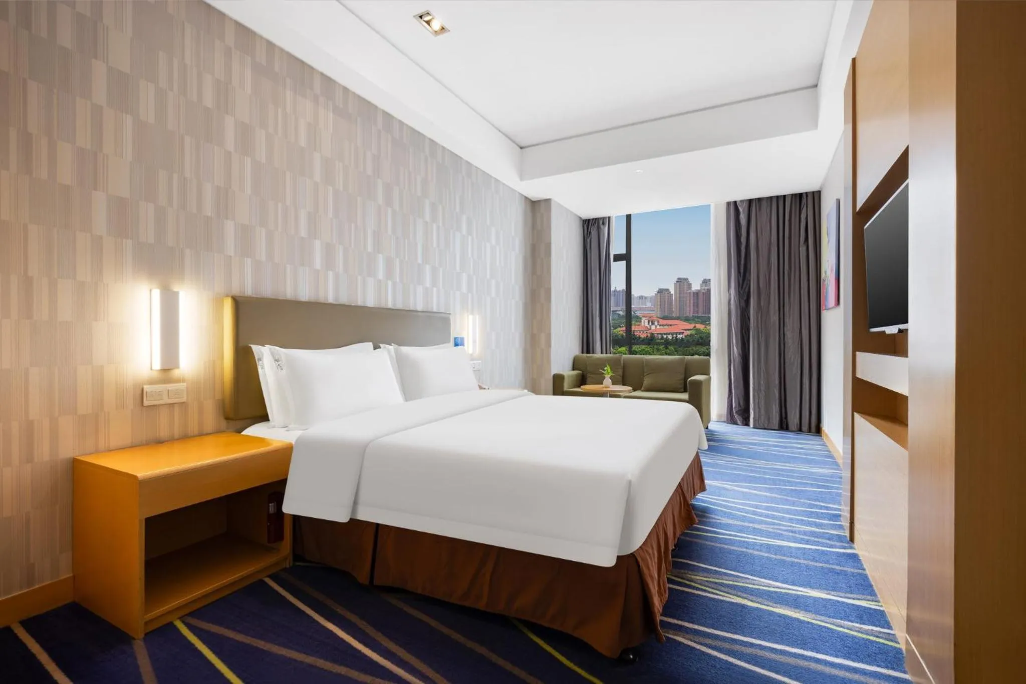 Photo of the whole room, Bed in Holiday Inn Express Zhengzhou Airport by IHG