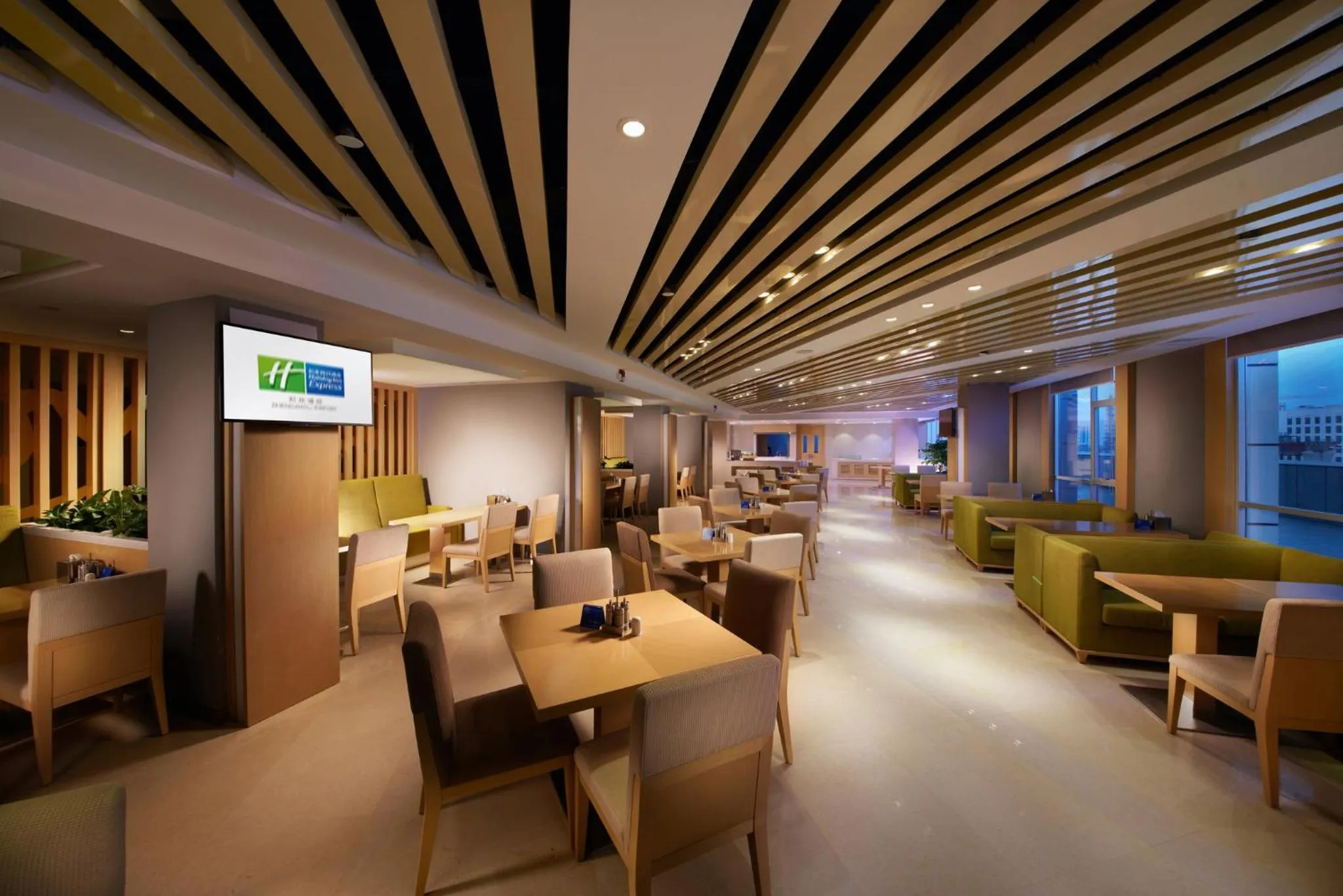 Restaurant/places to eat in Holiday Inn Express Zhengzhou Airport by IHG