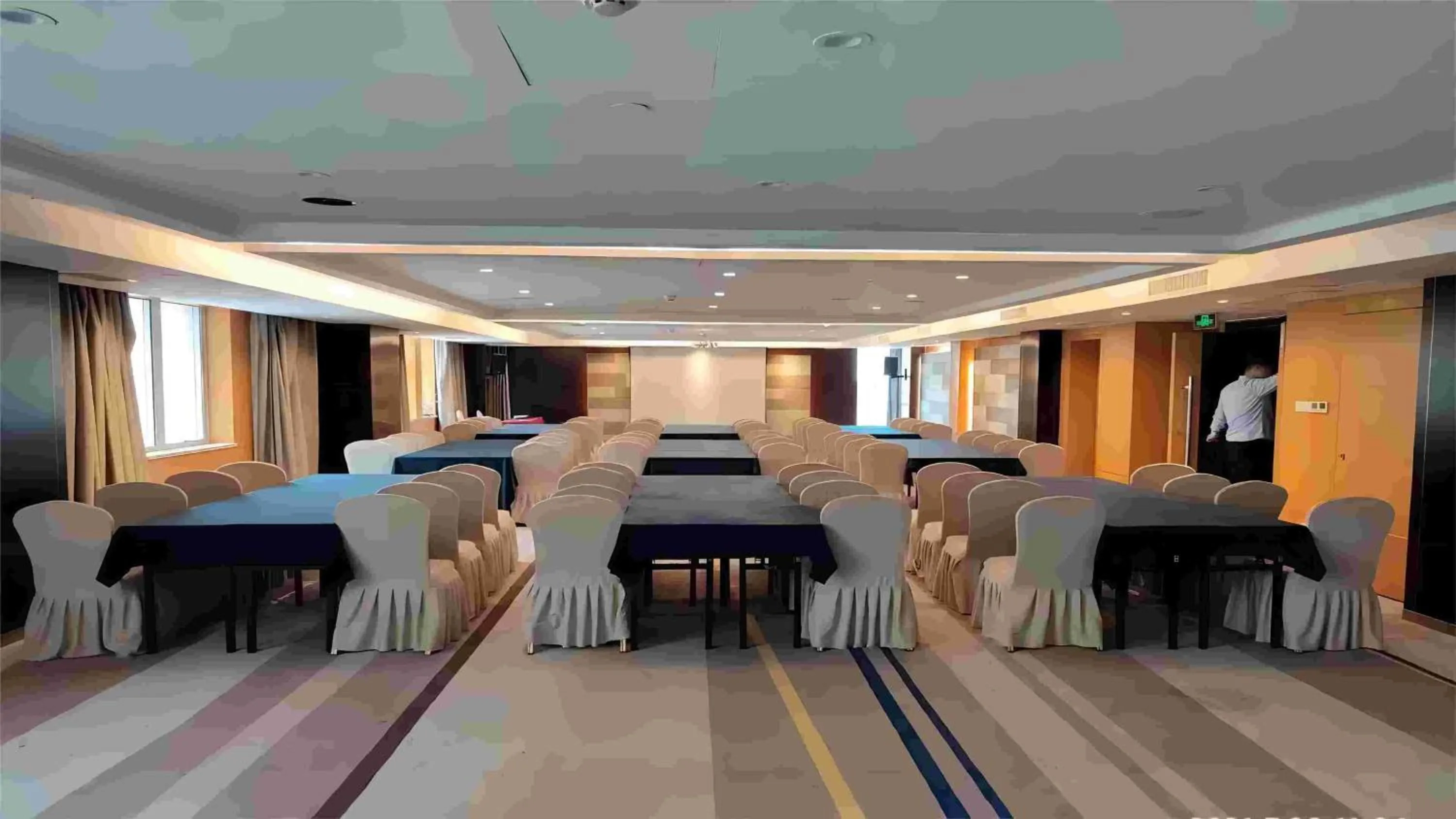 Meeting/conference room in Holiday Inn Express Zhengzhou Airport by IHG