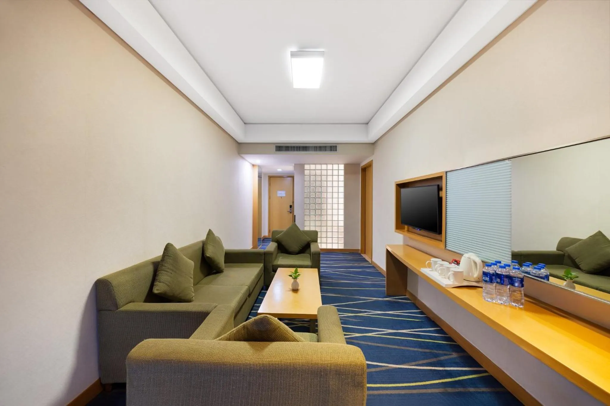 Photo of the whole room in Holiday Inn Express Zhengzhou Airport by IHG