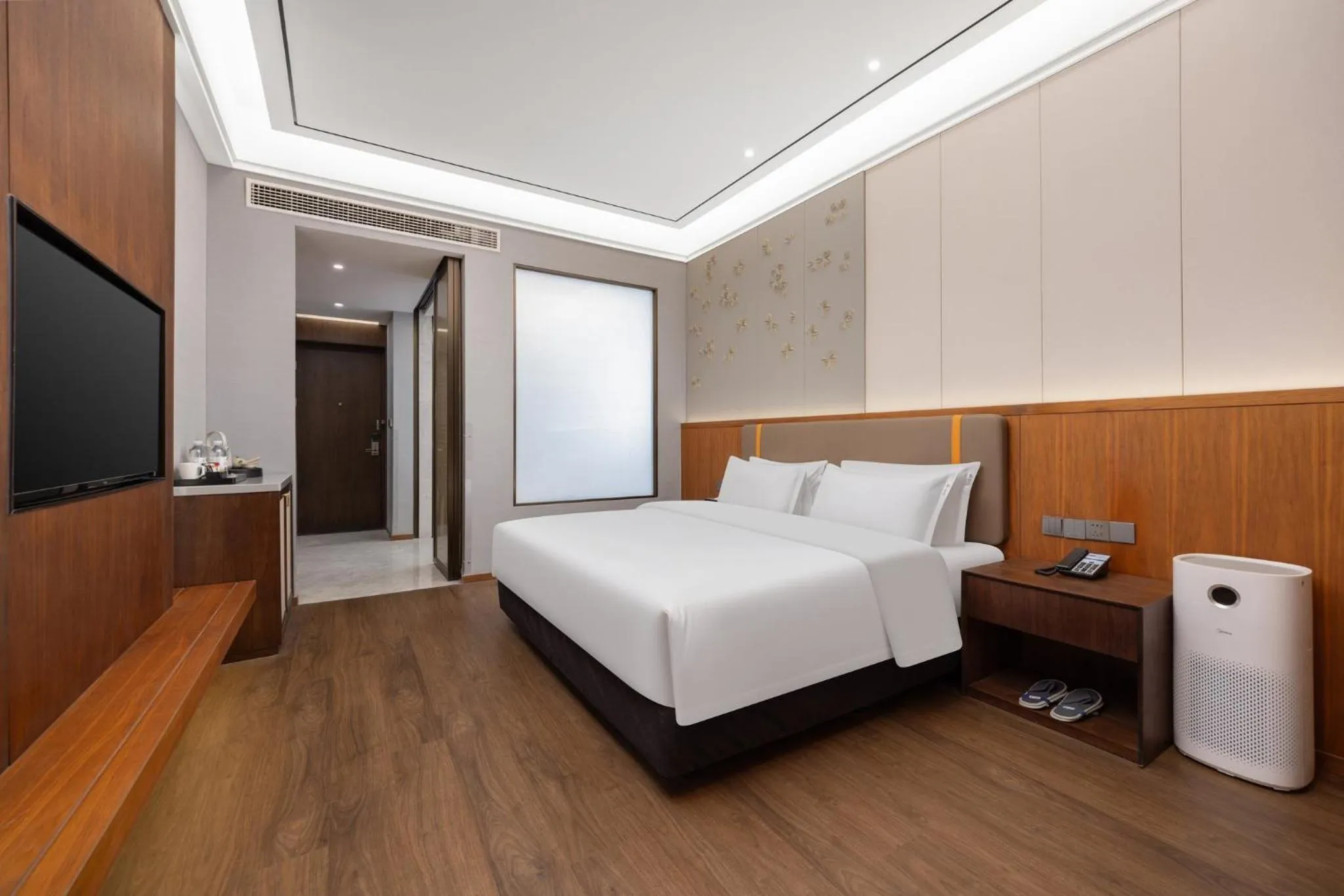 Photo of the whole room, Bed in Holiday Inn Express Zhengzhou Airport by IHG