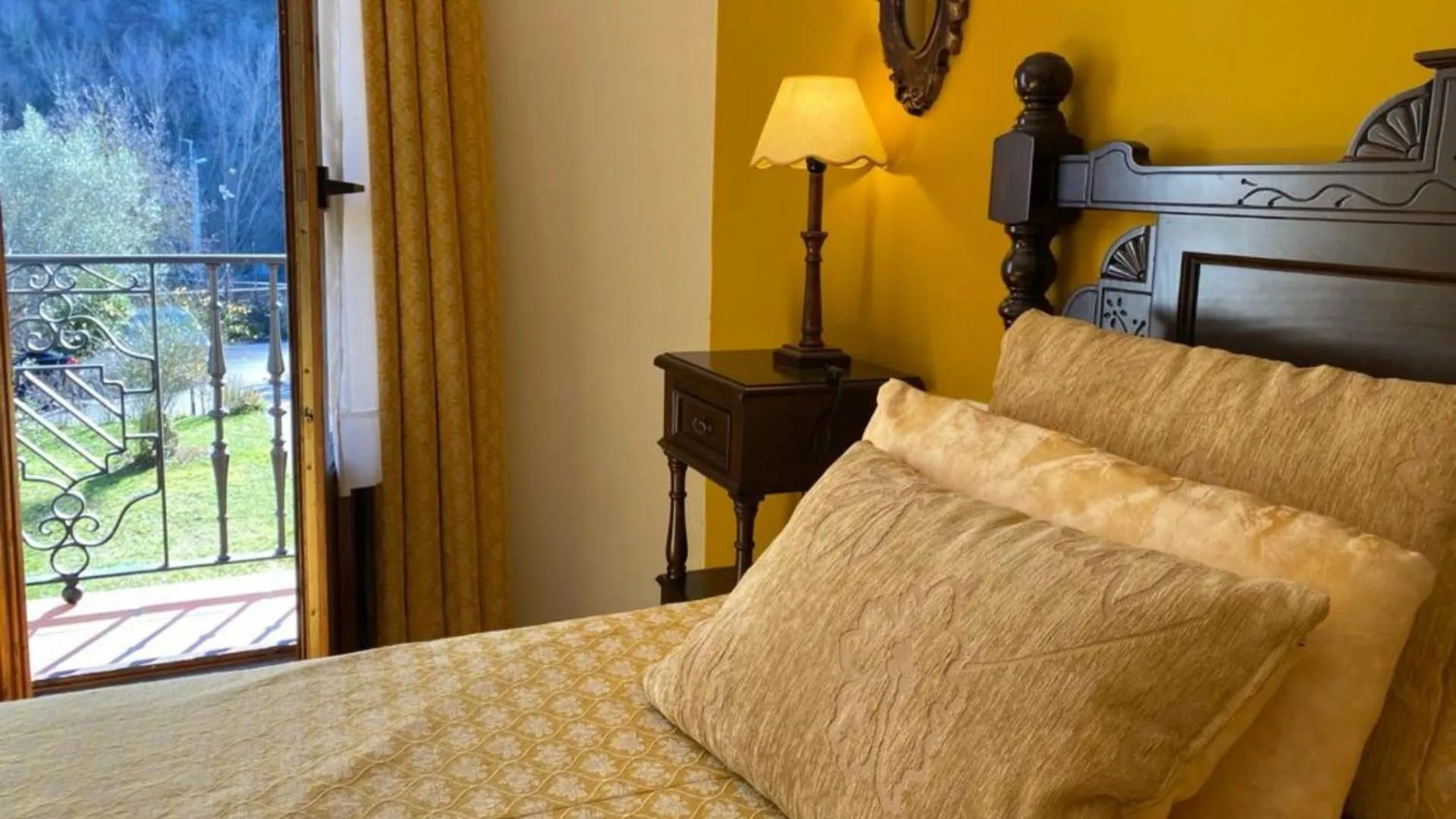 Bed in Picos de Europa Suites and Rooms