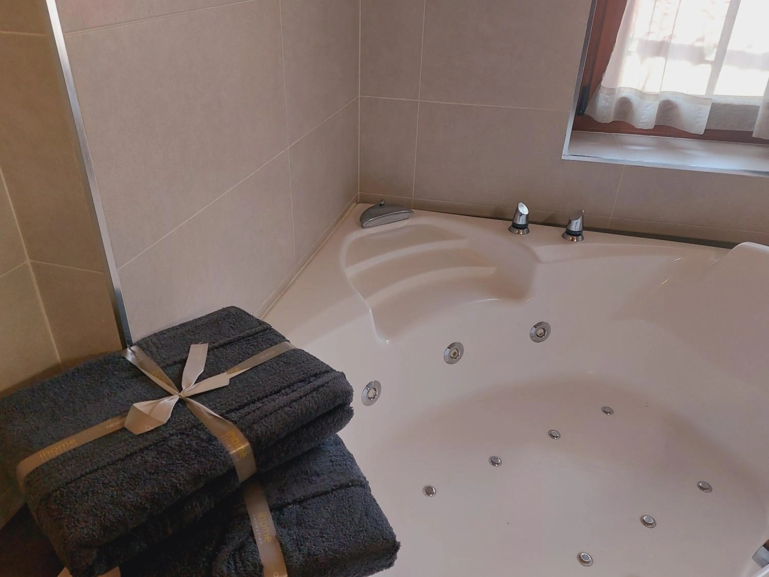 Hot Tub in Picos de Europa Suites and Rooms