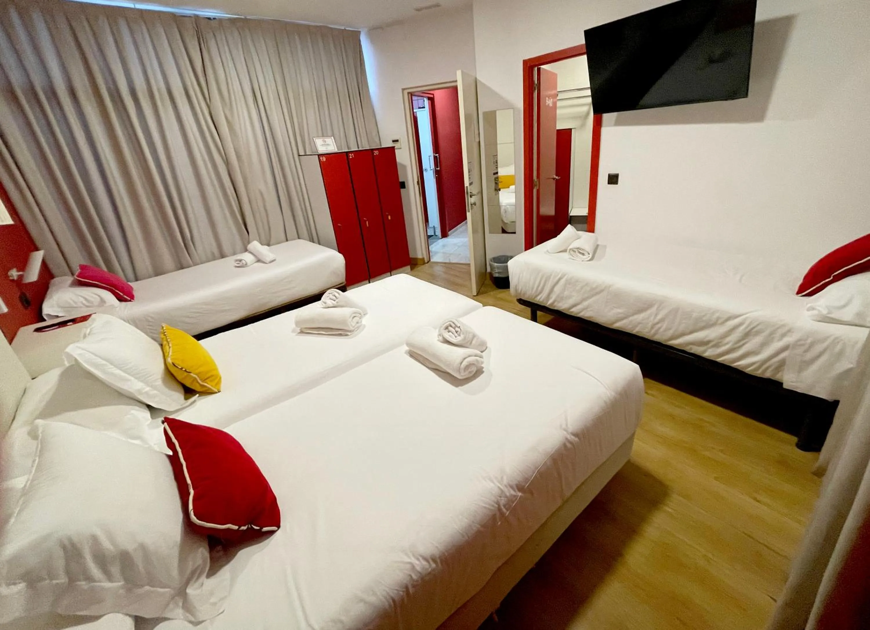 Photo of the whole room, Bed in Ritual Alameda Sevilla