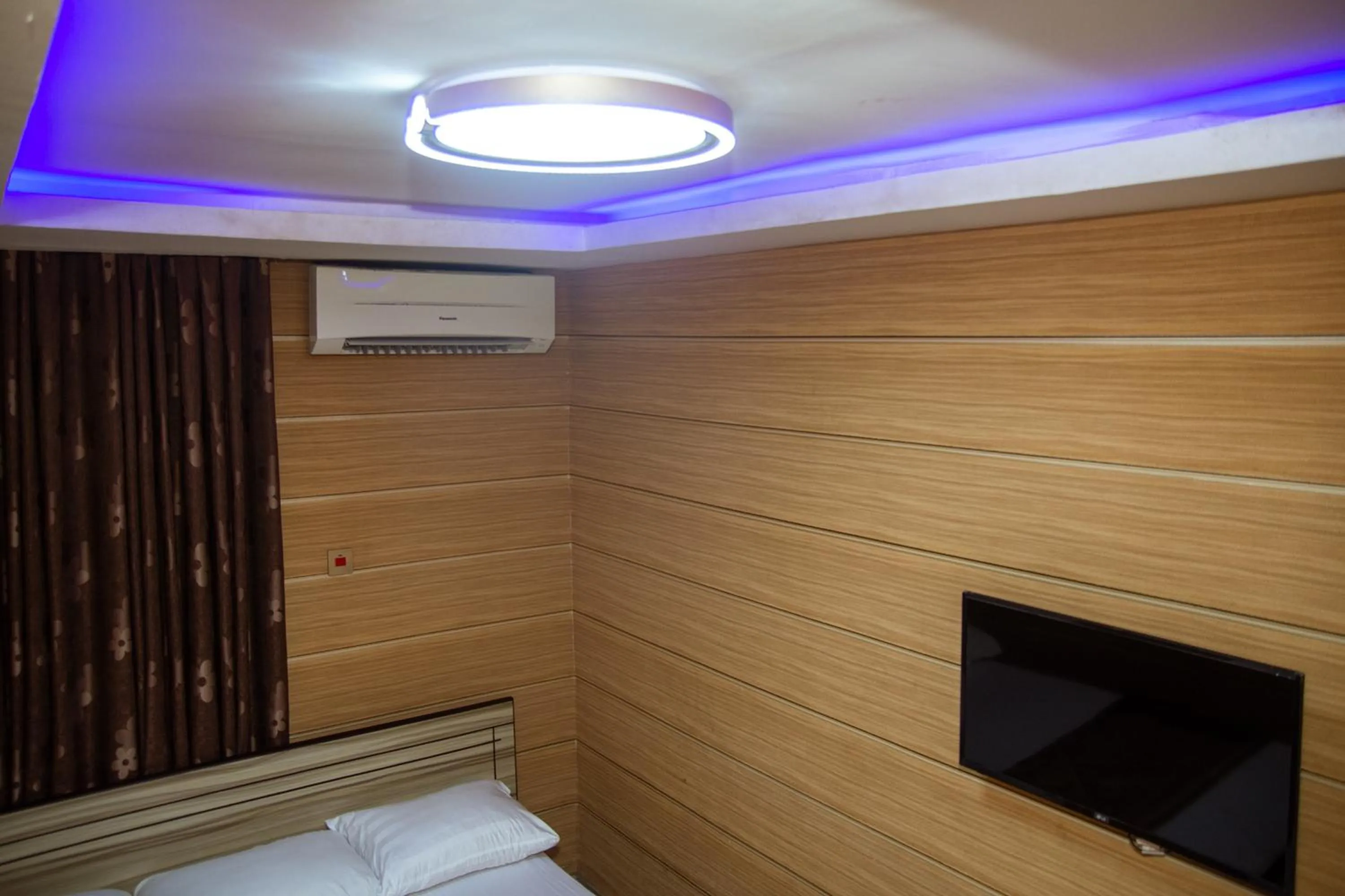 TV and multimedia, Bed in Haffy Executive Hotels and Suite