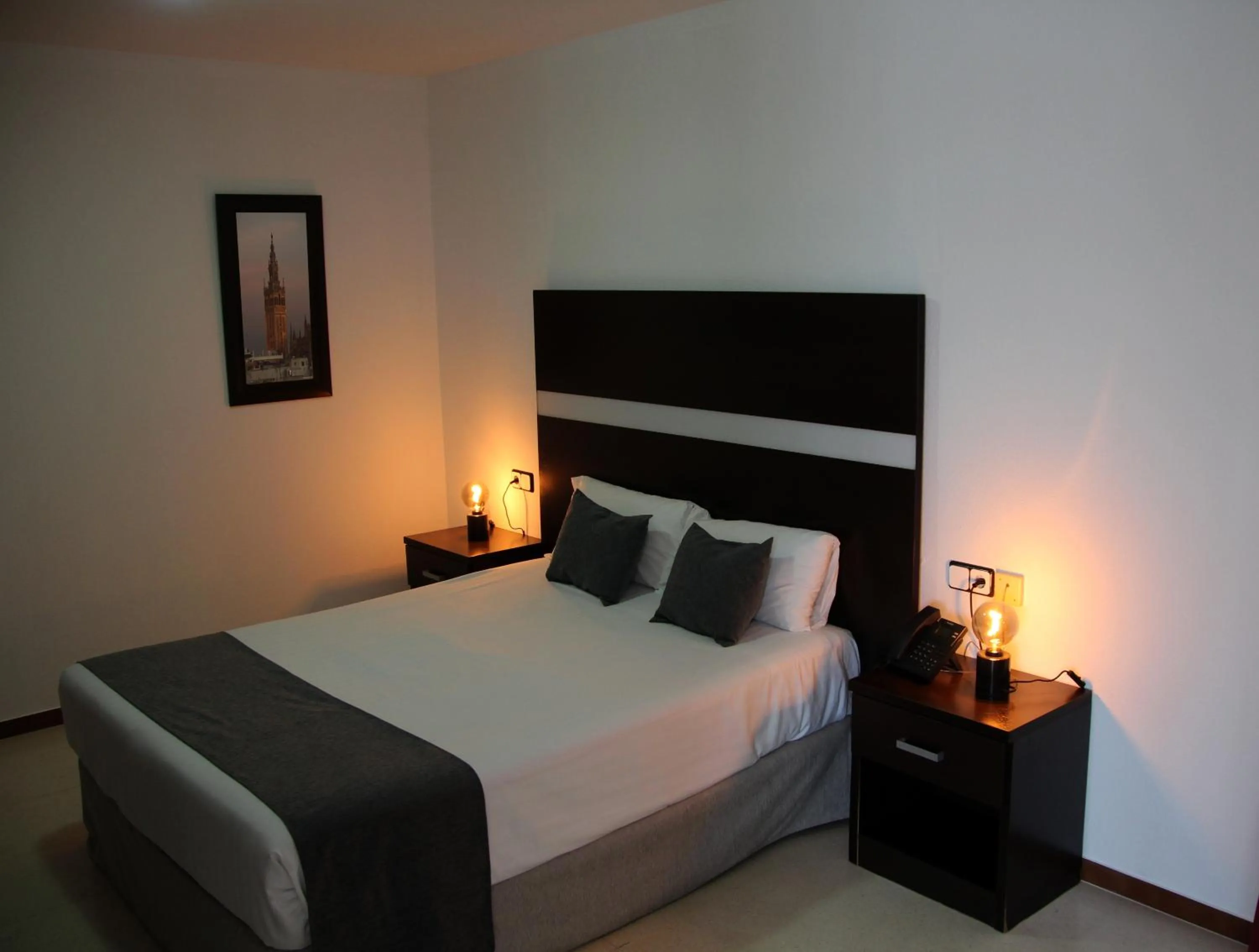 Bed in Hospedium Hotel Sky Blu Torre de Sevilla