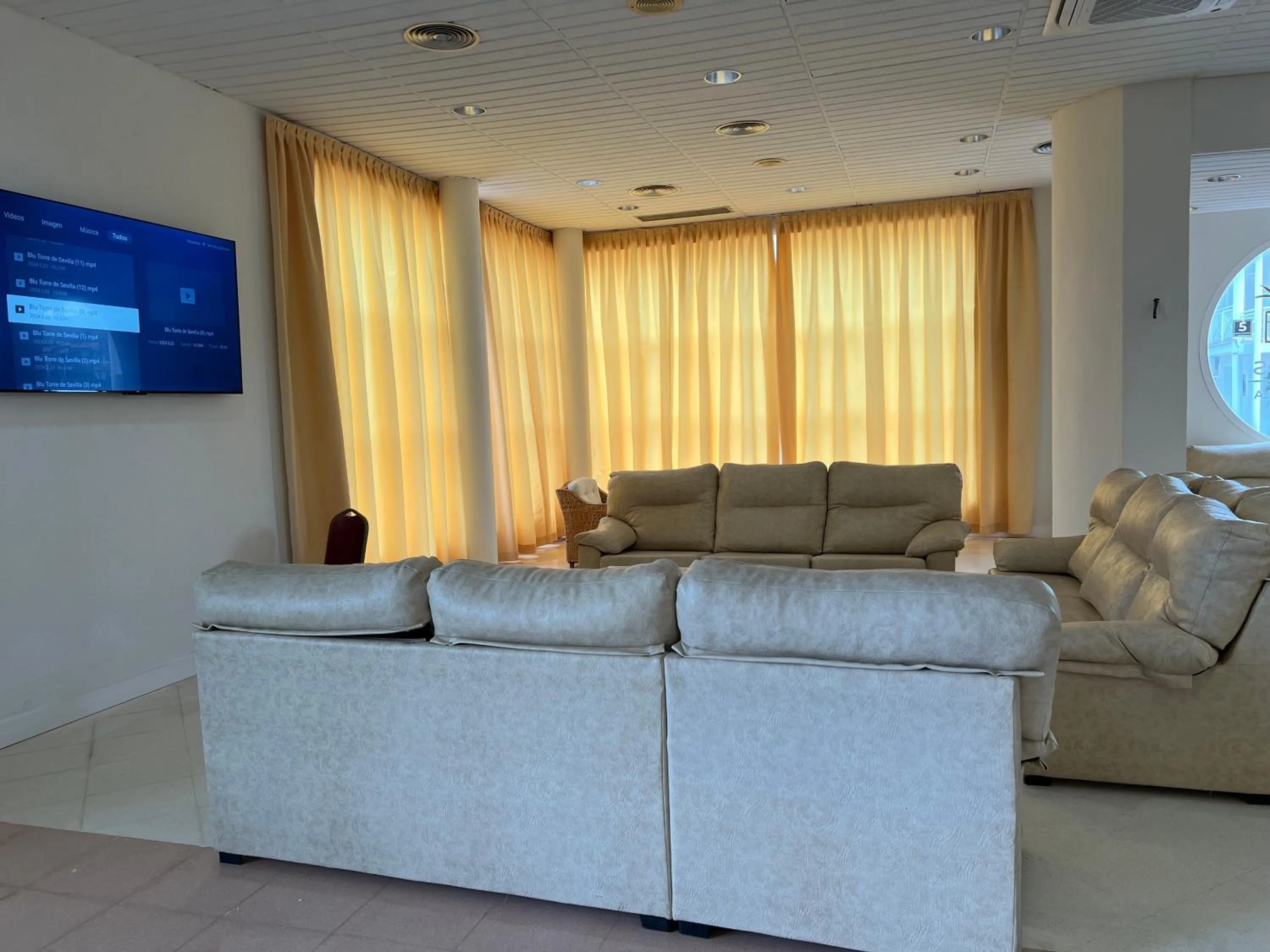 Communal lounge/ TV room in Hospedium Hotel Sky Blu Torre de Sevilla
