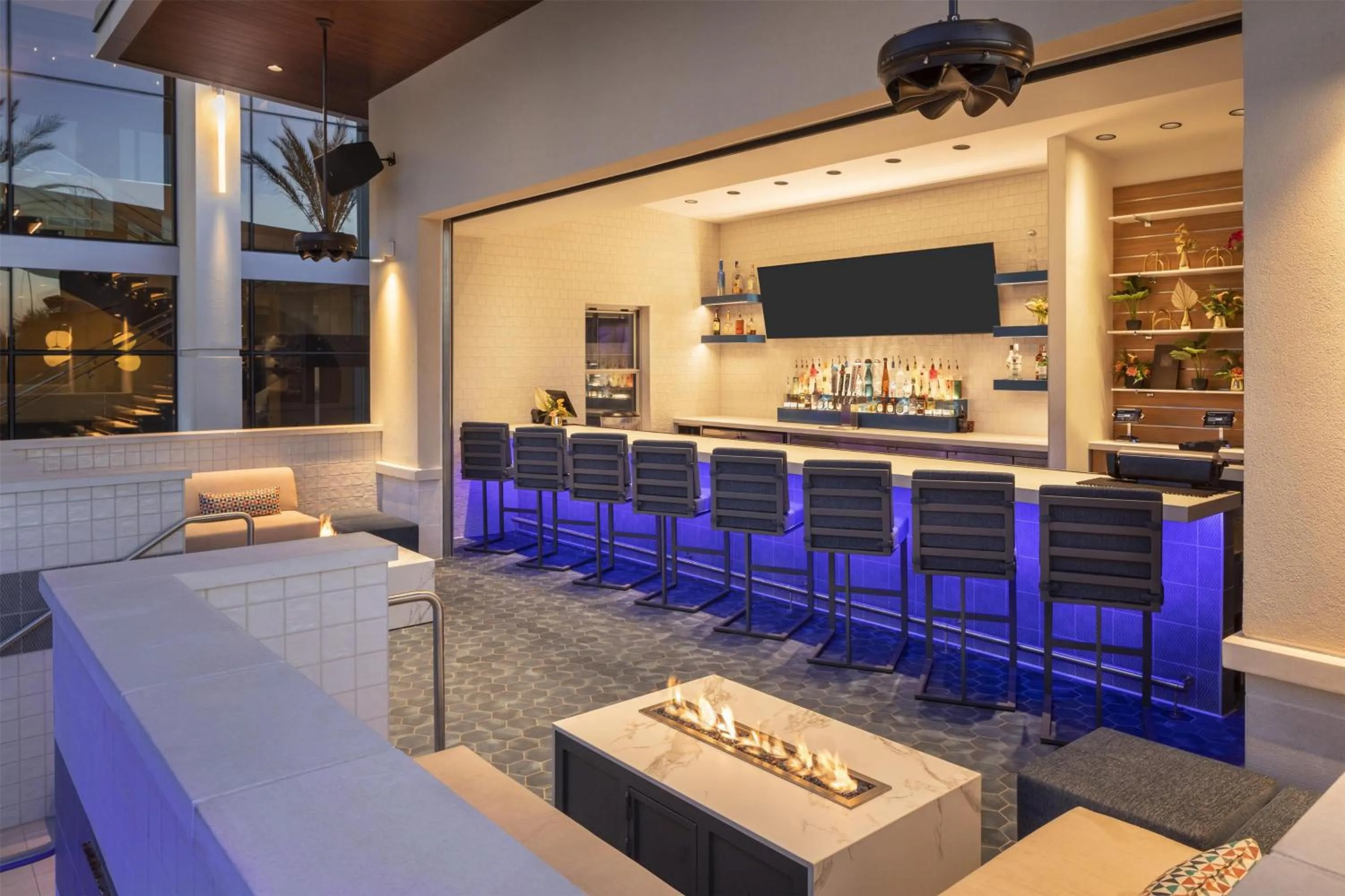 Lounge or bar in Caesars Republic Scottsdale, a Hilton Hotel