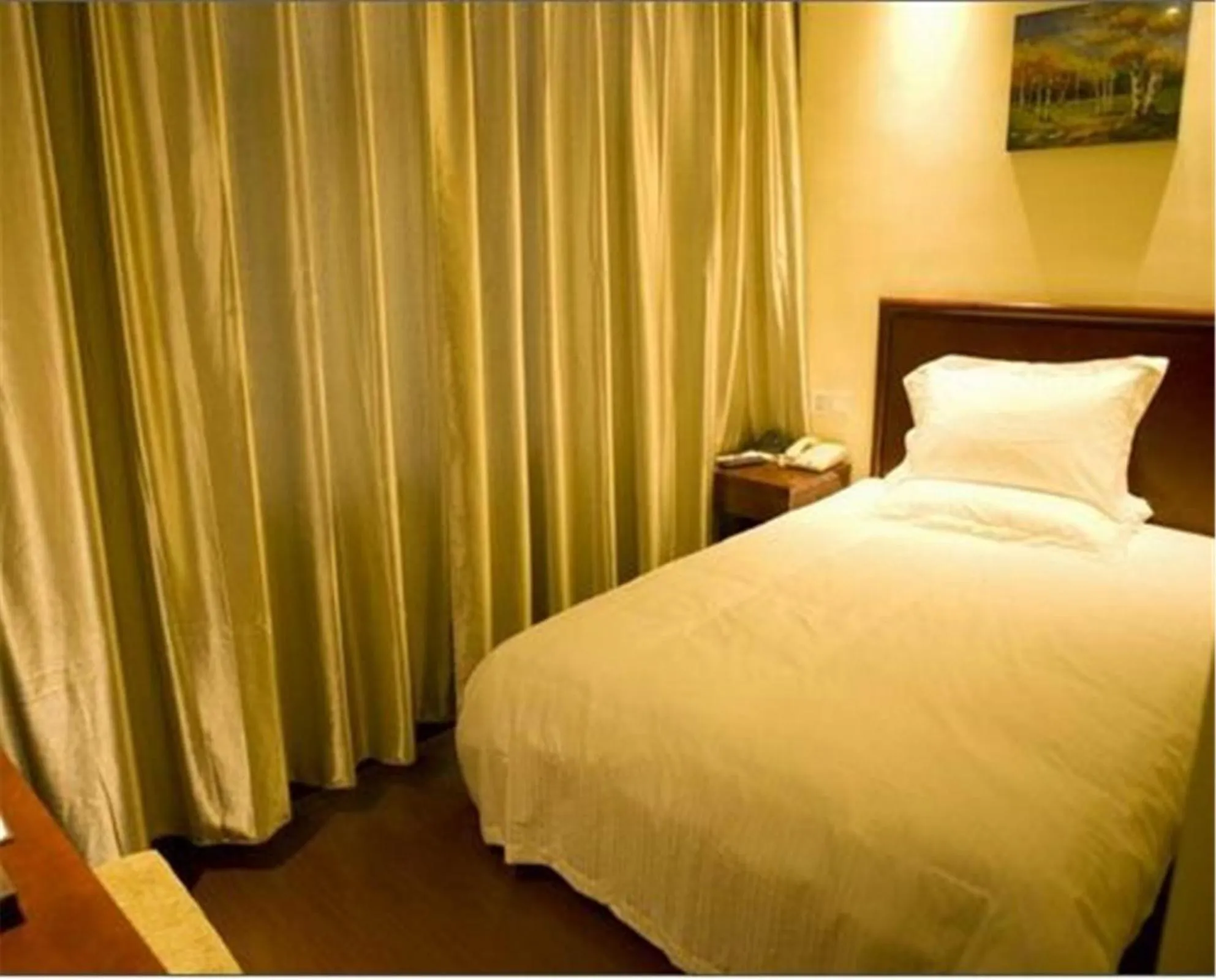 Bed in GreeTree Inn JiangSu Suzhou Taiping High-speed North Station Express Hotel