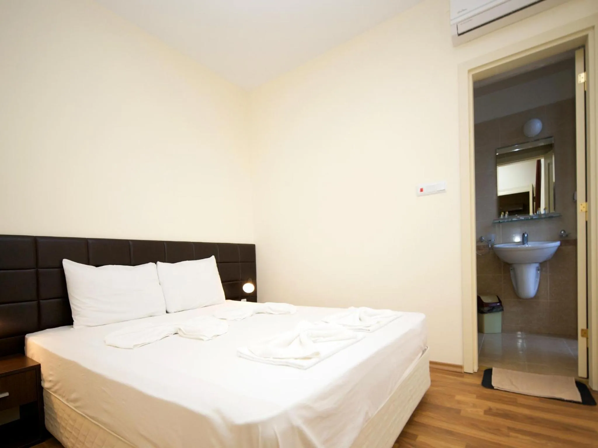 Shower, Bed in Hotel Golden Ina - All Inclusive - Beachfront