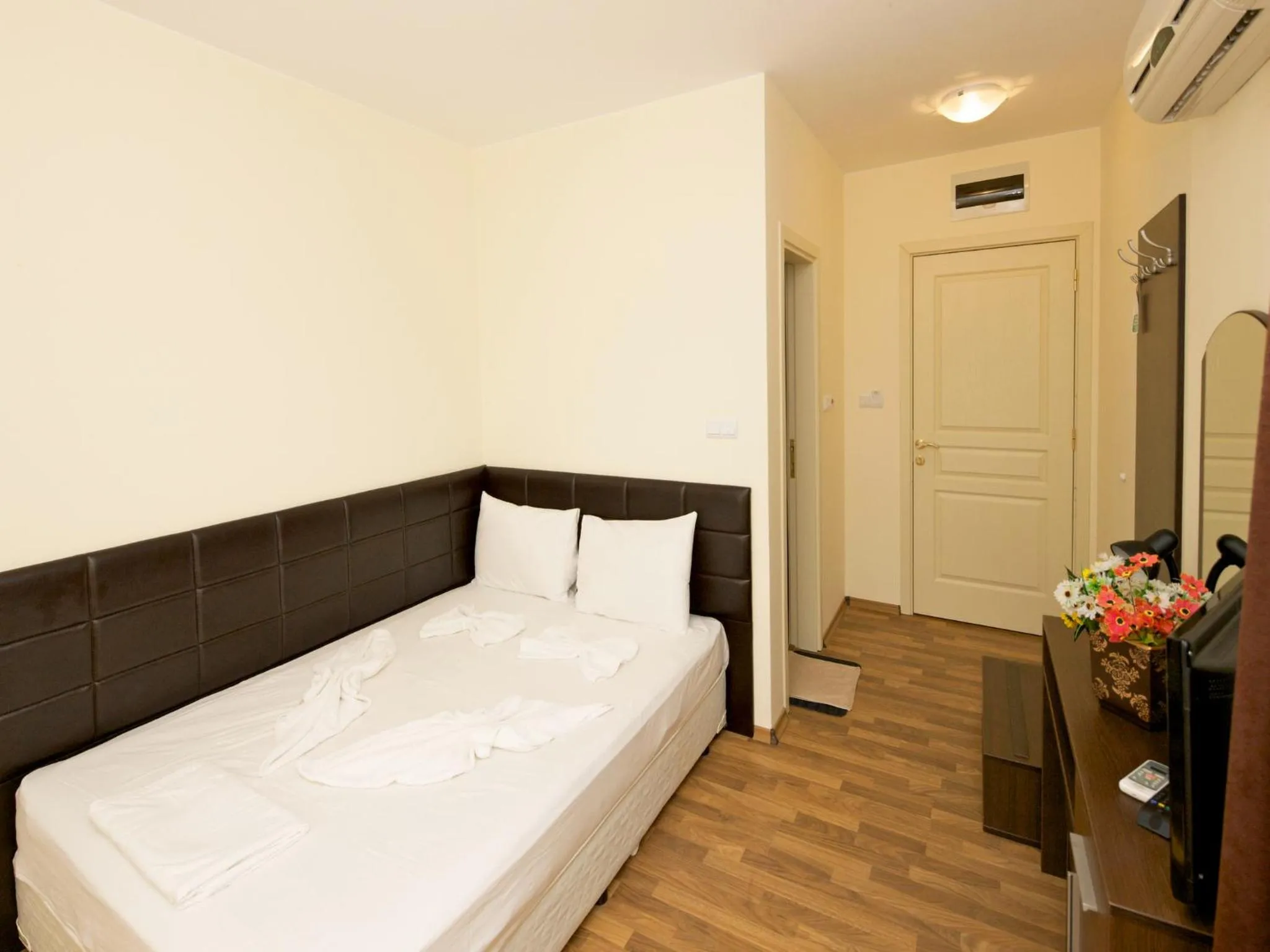 Bathroom, Bed in Hotel Golden Ina - All Inclusive - Beachfront