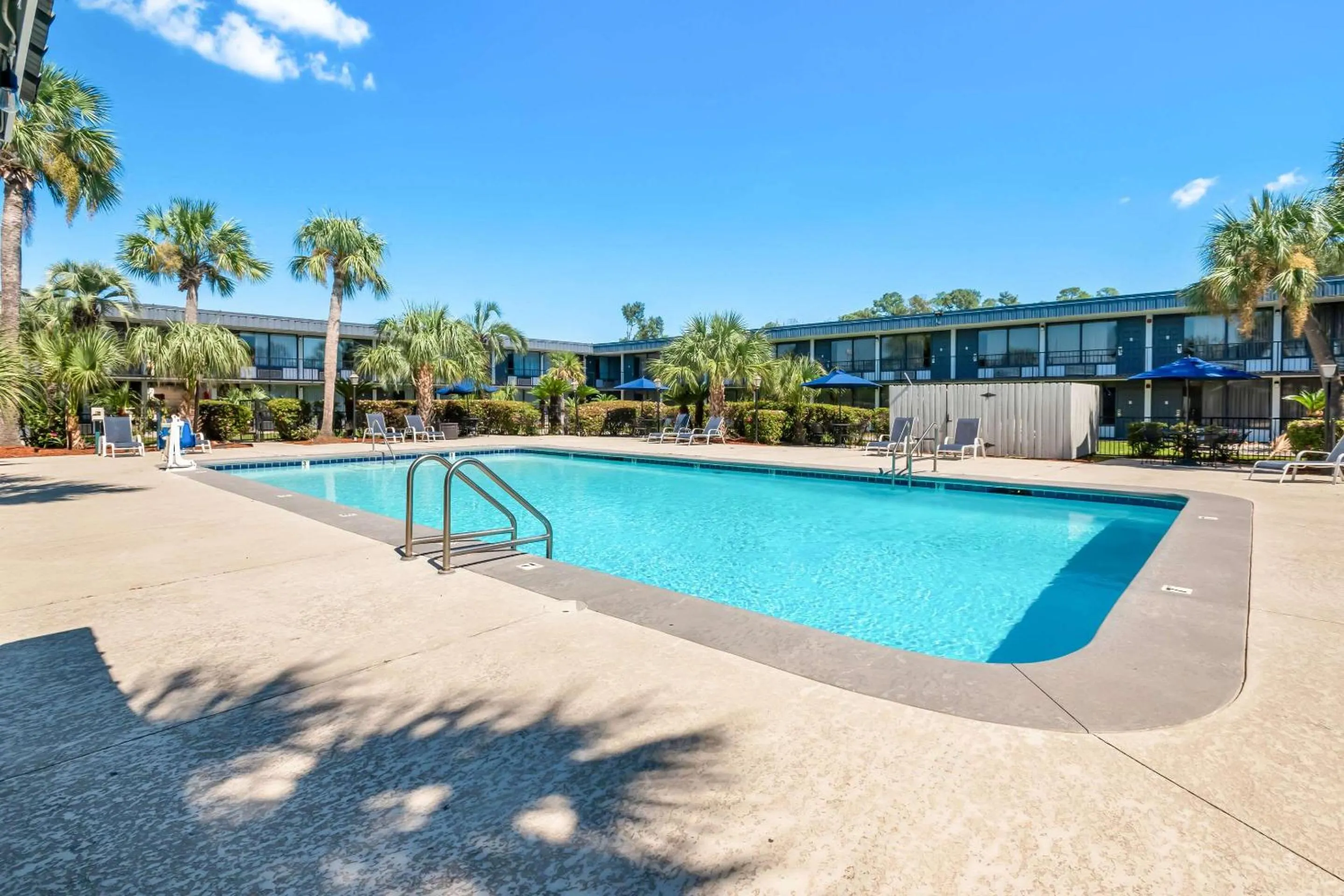 Swimming pool in Suburban Studios Slidell I-10