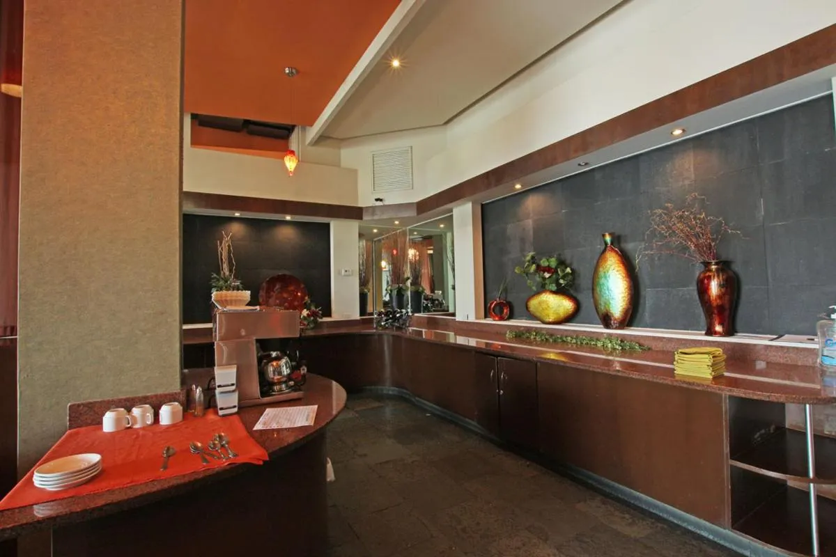 Restaurant/places to eat in Hotel Colón Plaza Business Class