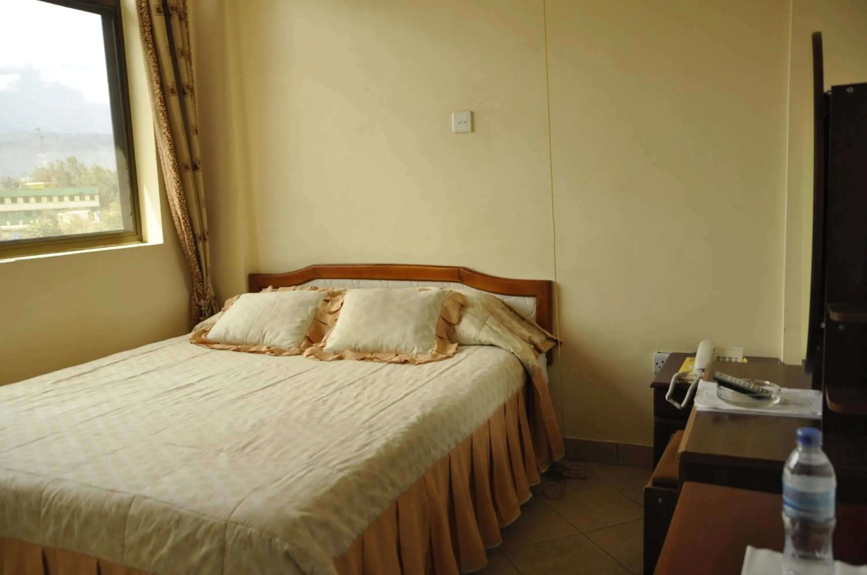 Budget Single Room in Rich Hotel Budget Single Room in Rich Hotel