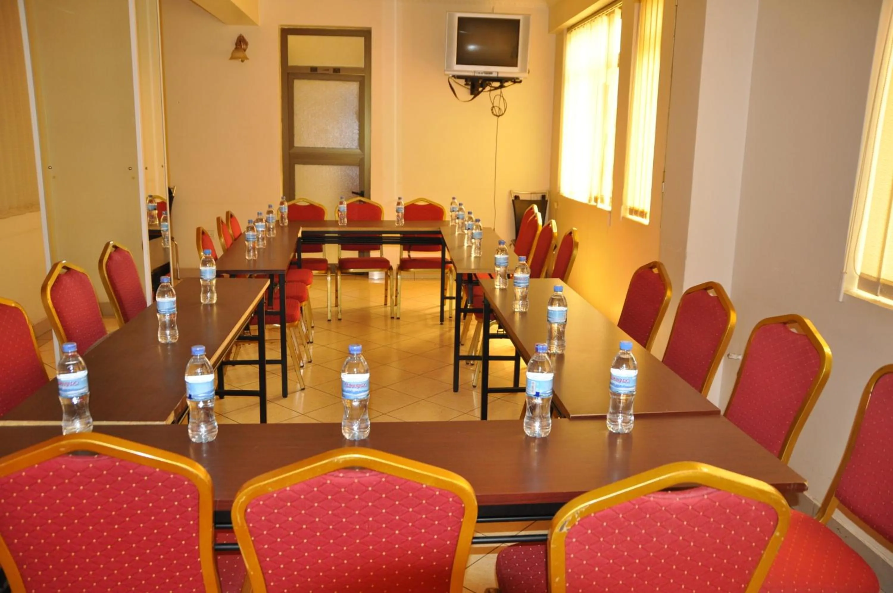 Business facilities in Rich Hotel