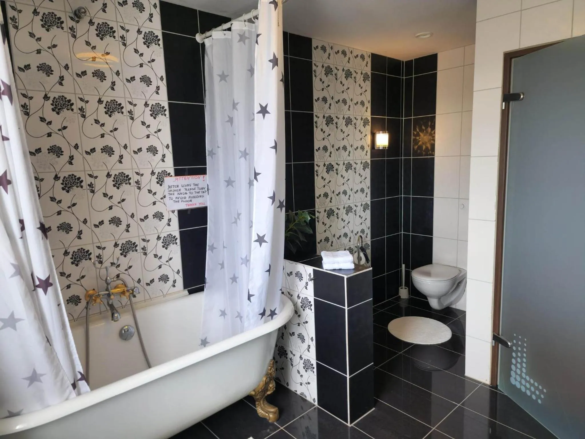 Shower in Kiljan Apartments & Rooms