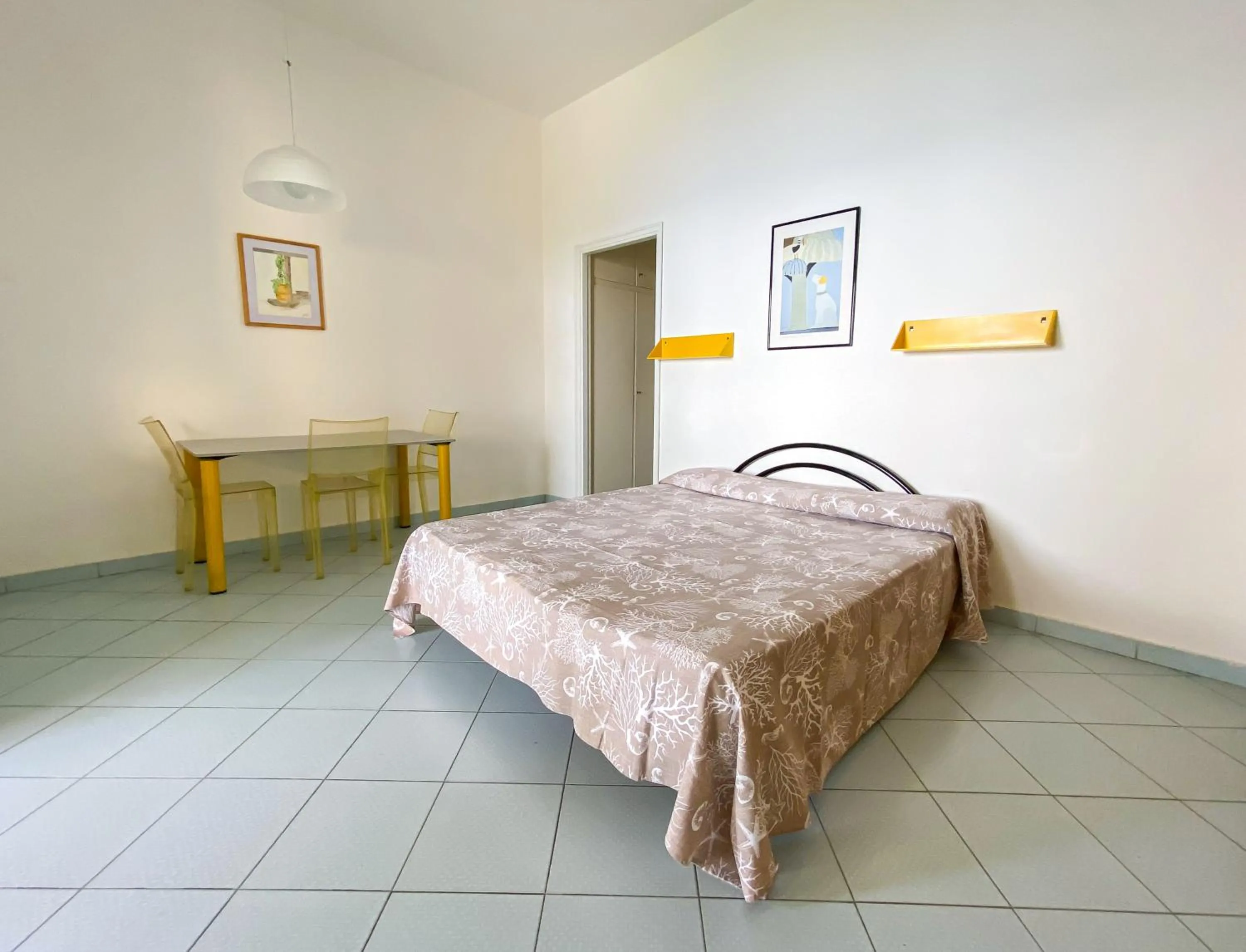 Photo of the whole room, Bed in Residence Intur