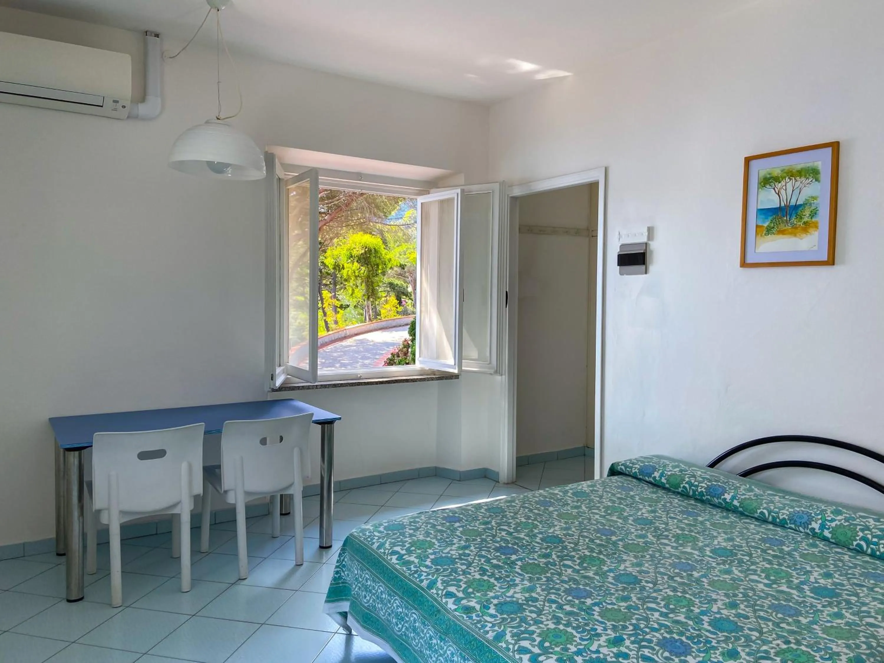 Photo of the whole room, Bed in Residence Intur