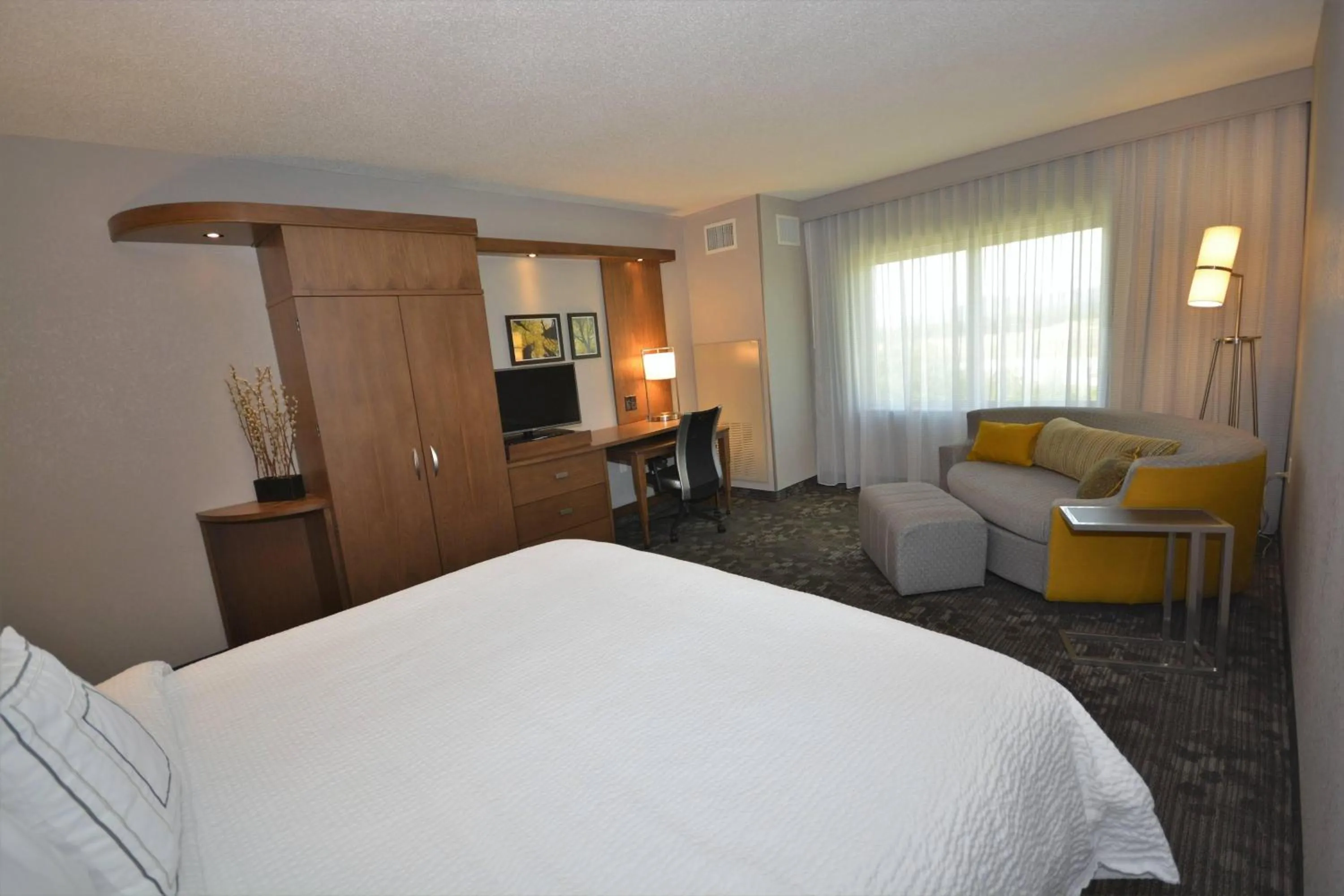 Photo of the whole room, Bed in Courtyard by Marriott Asheville Airport