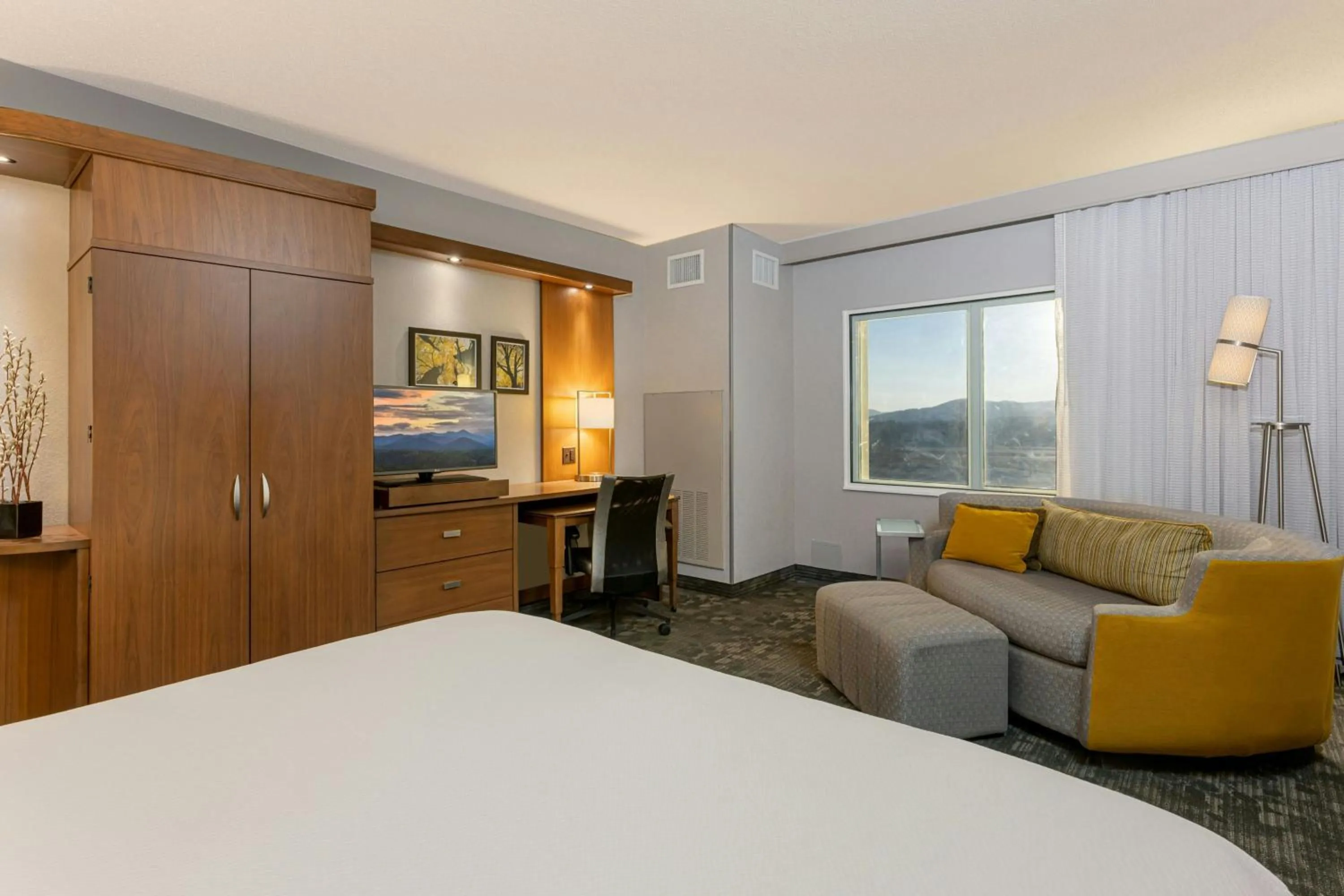 Photo of the whole room, Bed in Courtyard by Marriott Asheville Airport