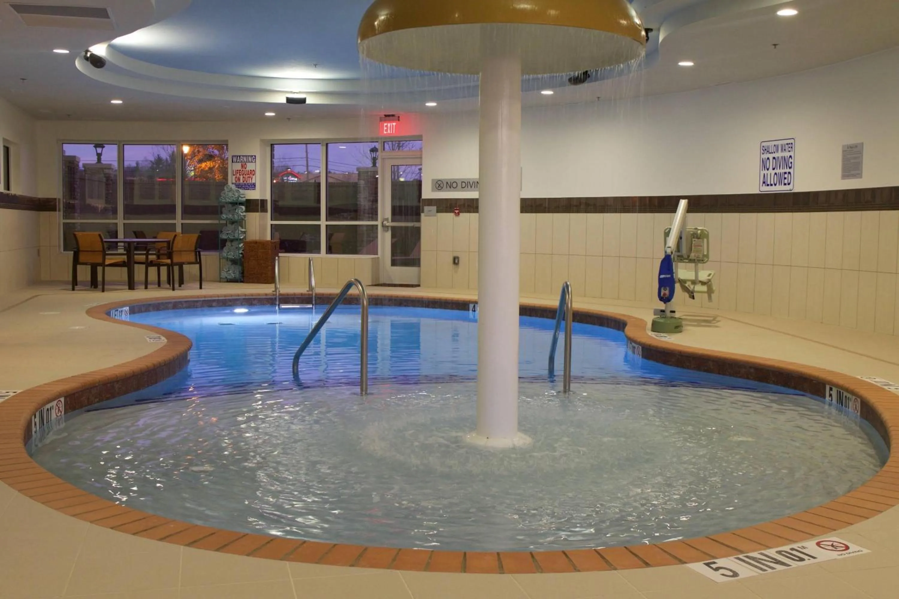 Swimming pool in Courtyard by Marriott Asheville Airport