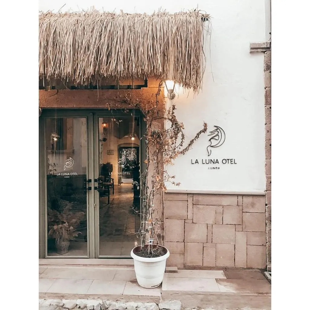 Facade/entrance in La Luna Otel Cunda