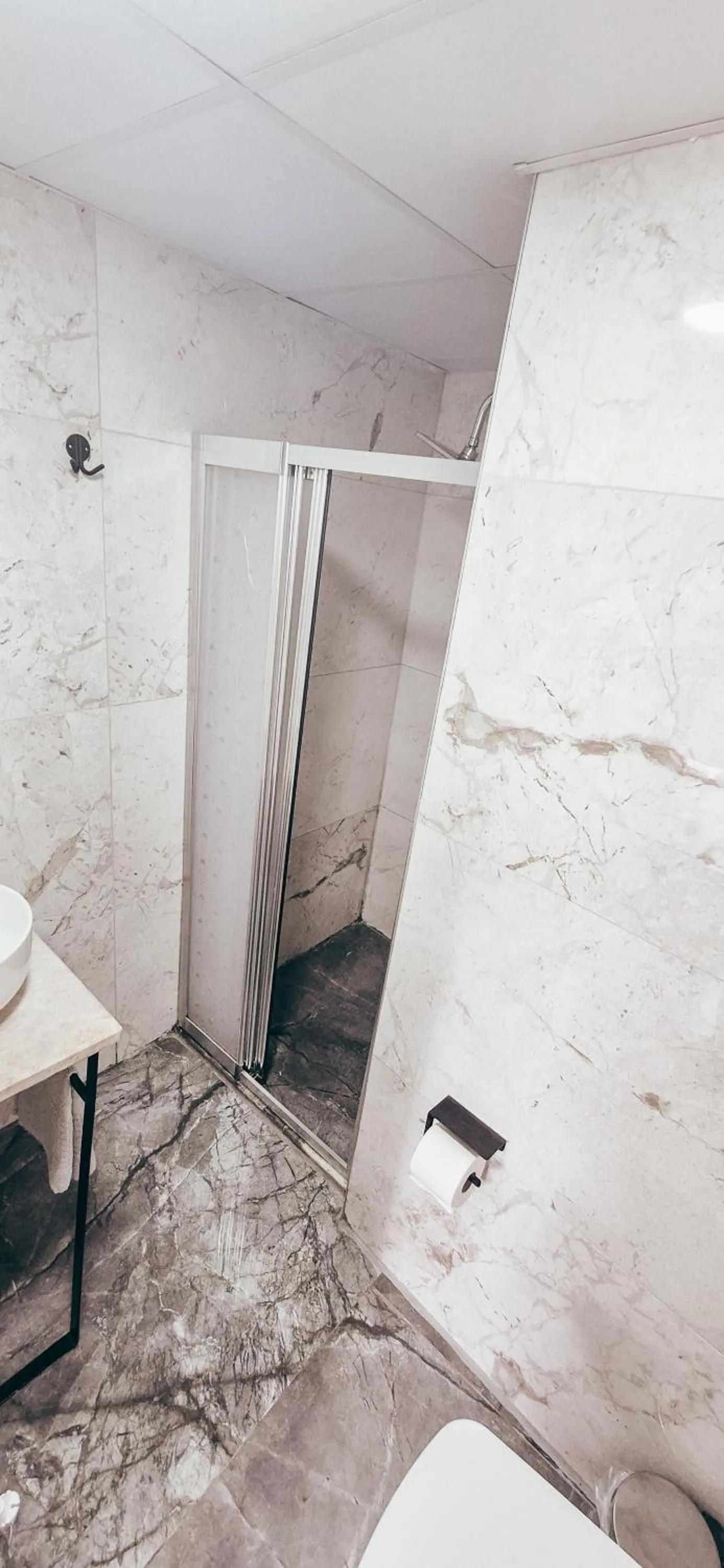 Toilet, Bed in La Luna Otel Cunda