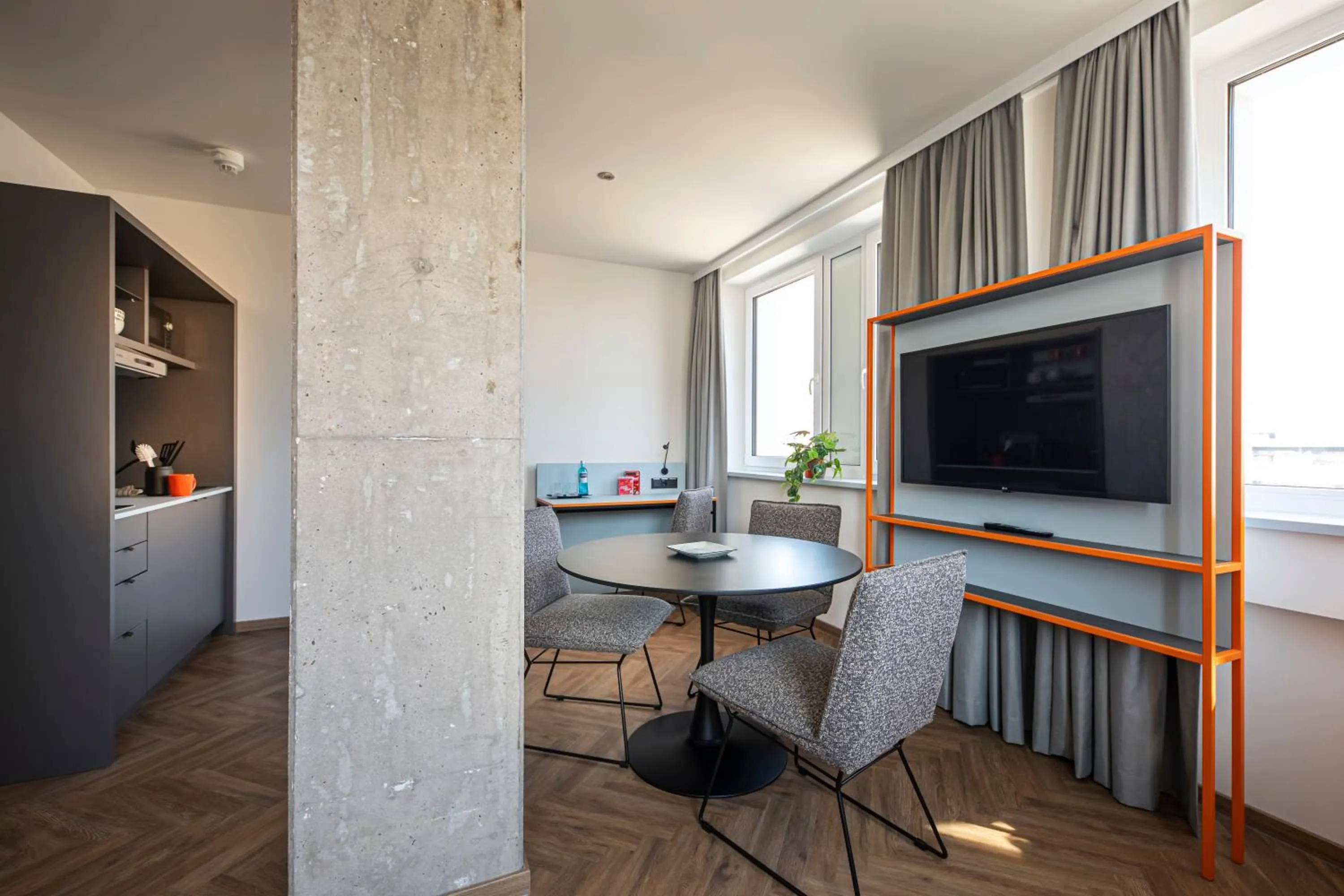Dining area in LOGINN Hotel Offenbach