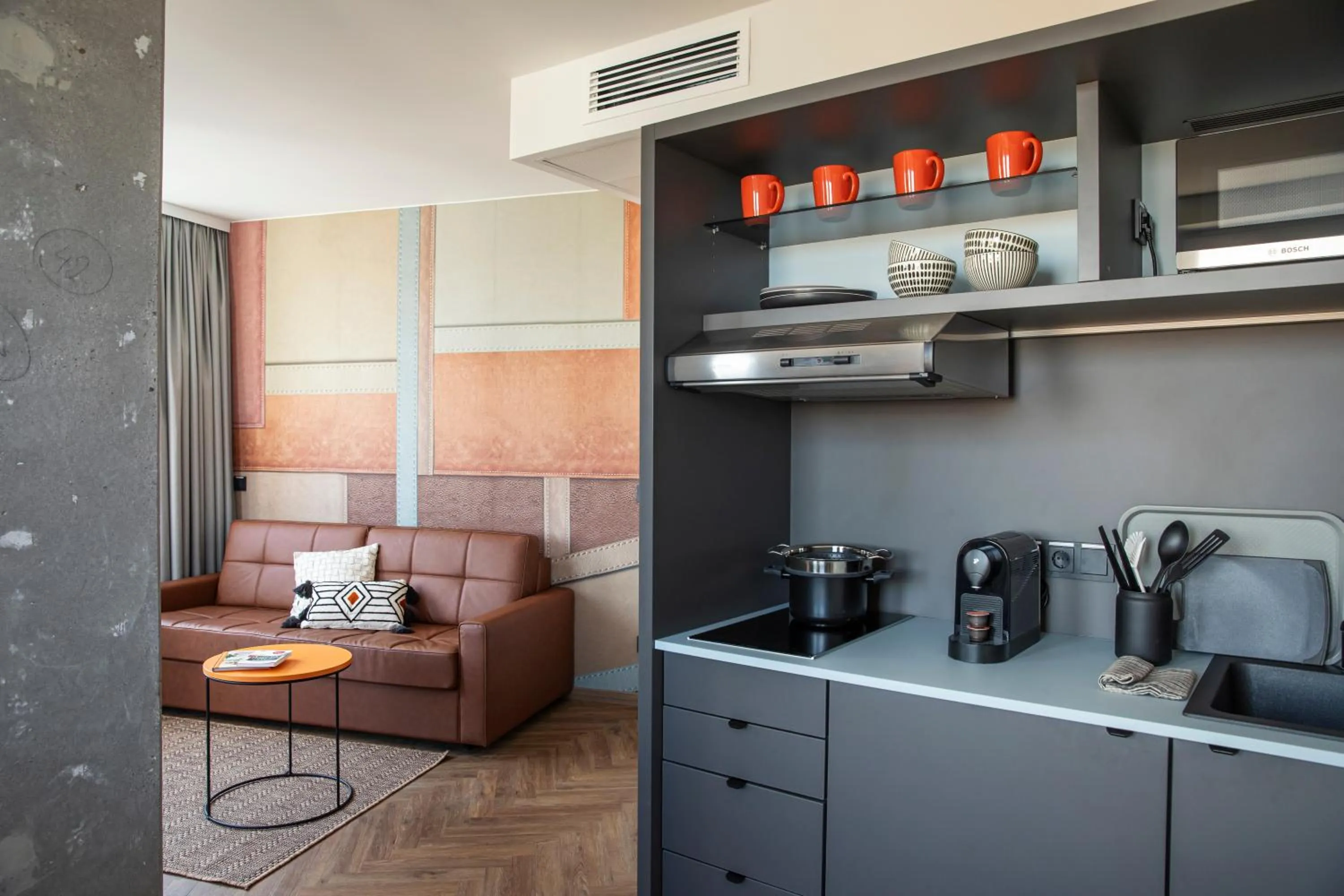 Kitchen or kitchenette in LOGINN Hotel Offenbach