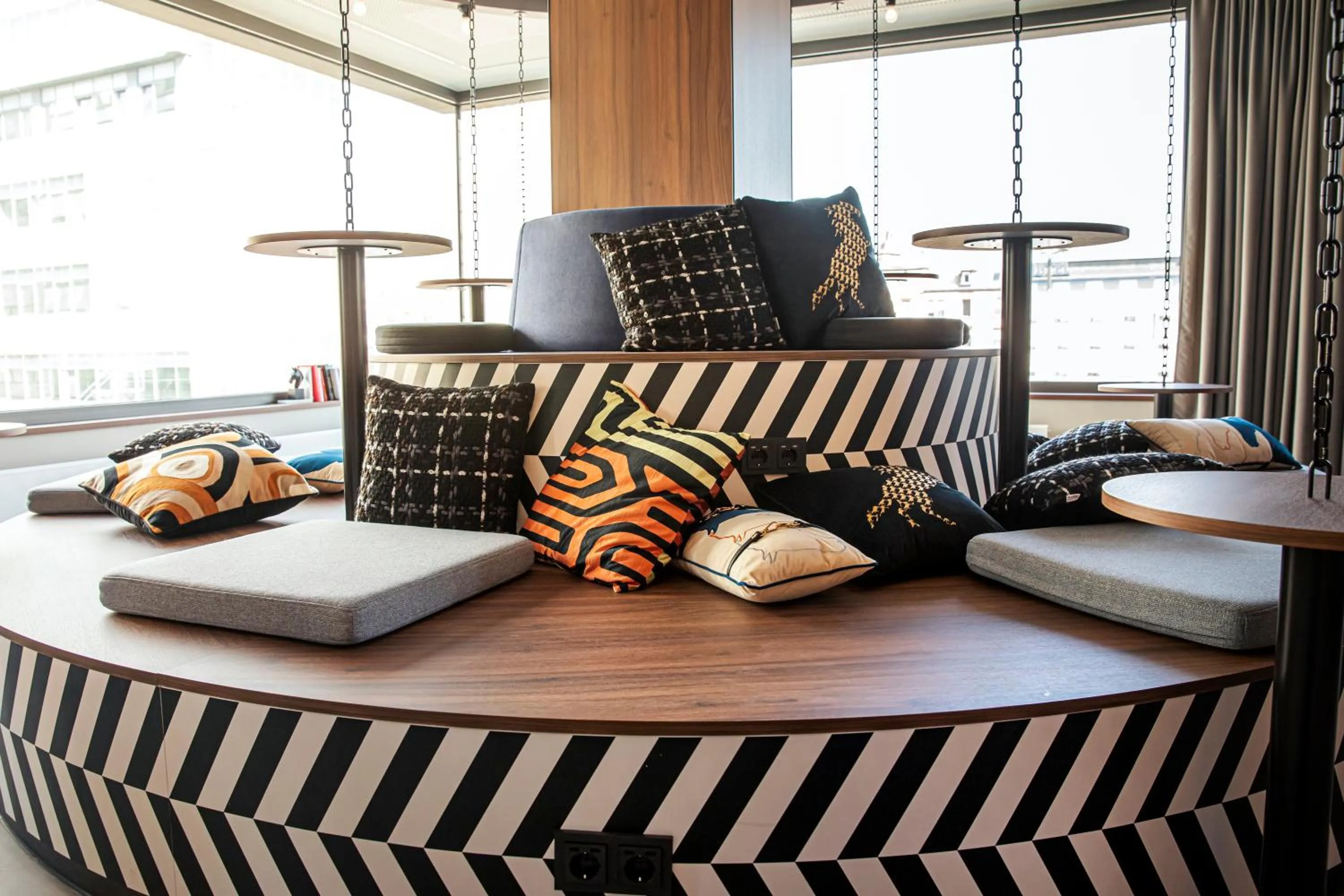 Lounge or bar, Bed in LOGINN Hotel Offenbach