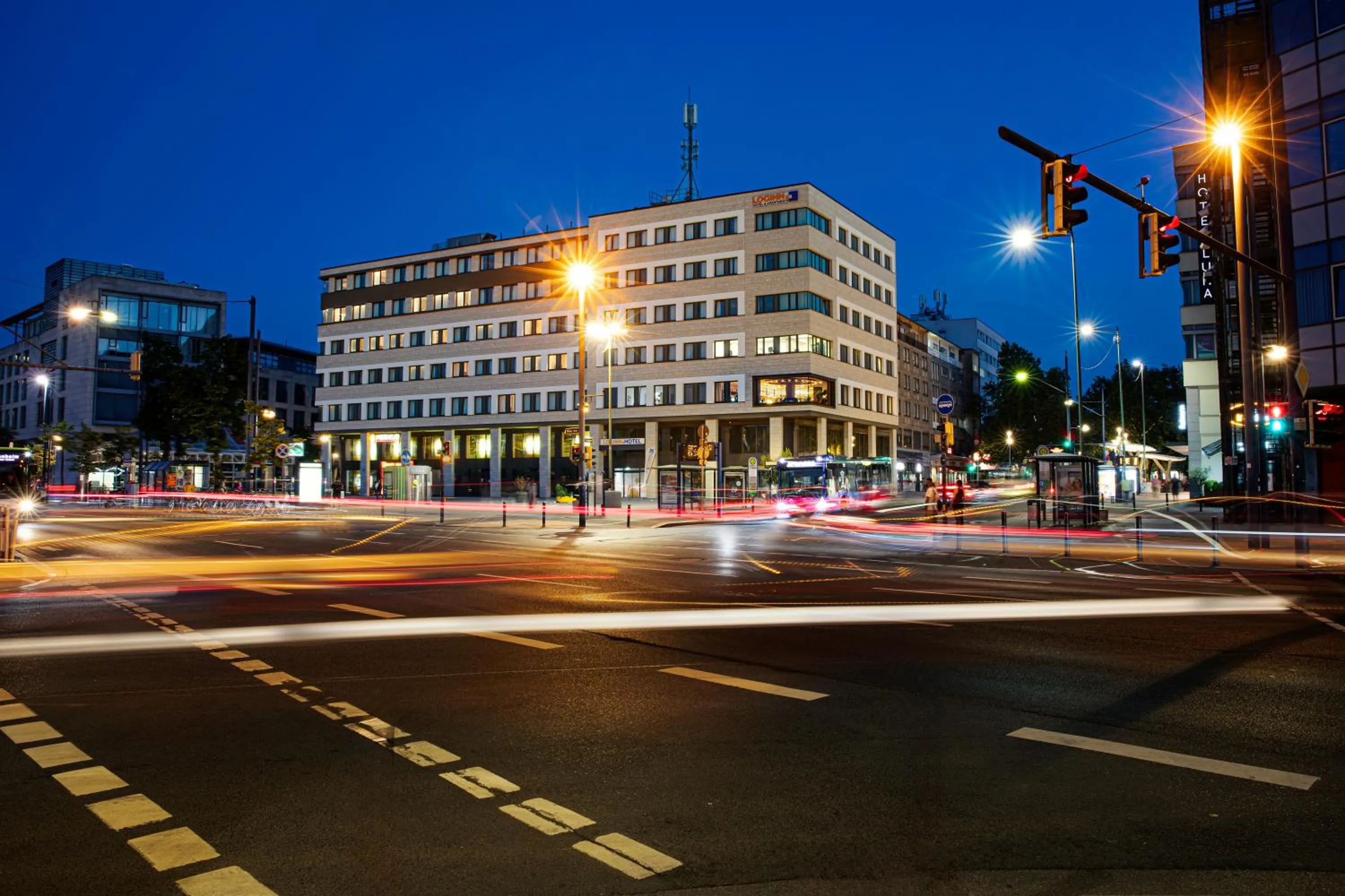 Facade/entrance in LOGINN Hotel Offenbach