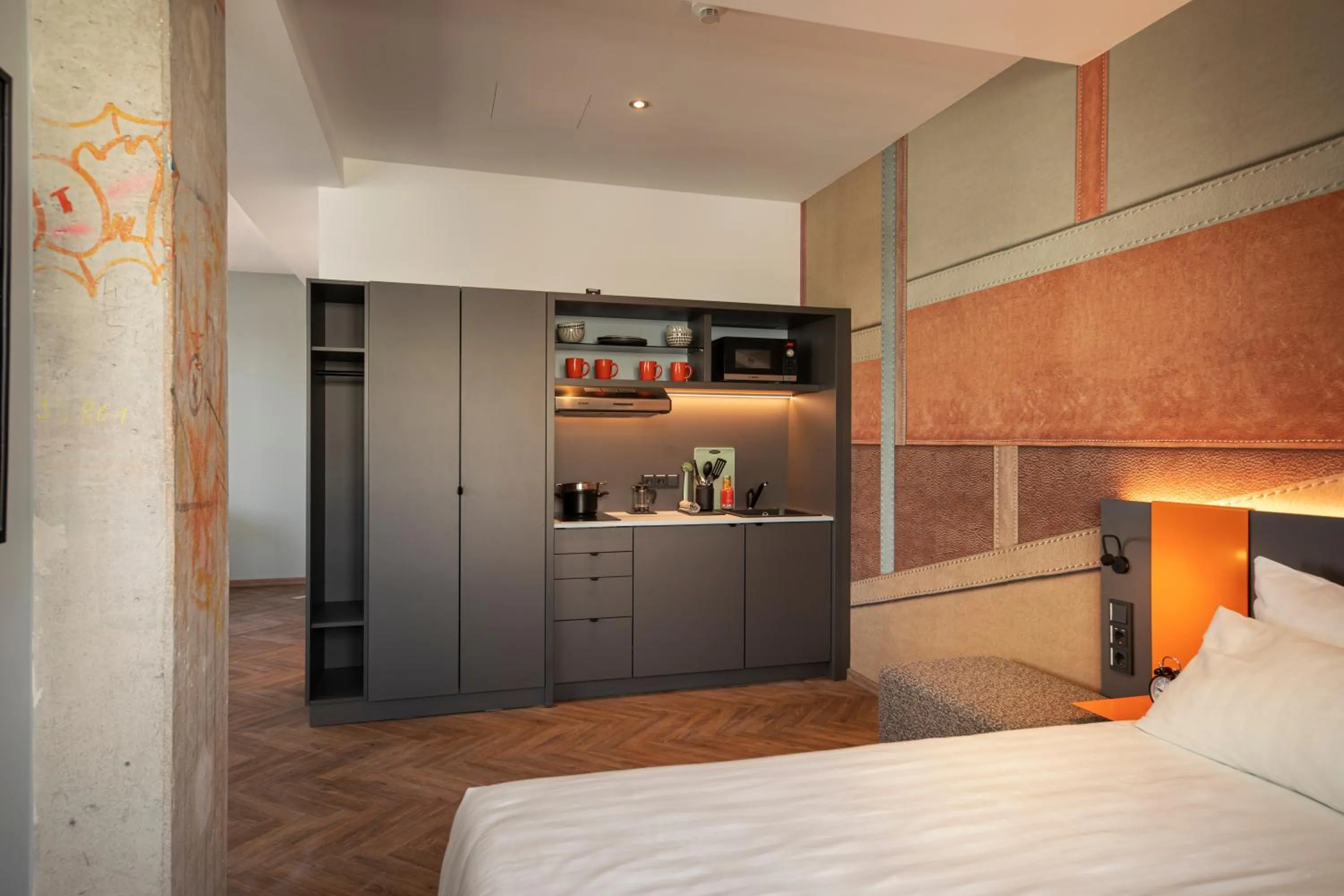 Kitchen or kitchenette, Bed in LOGINN Hotel Offenbach