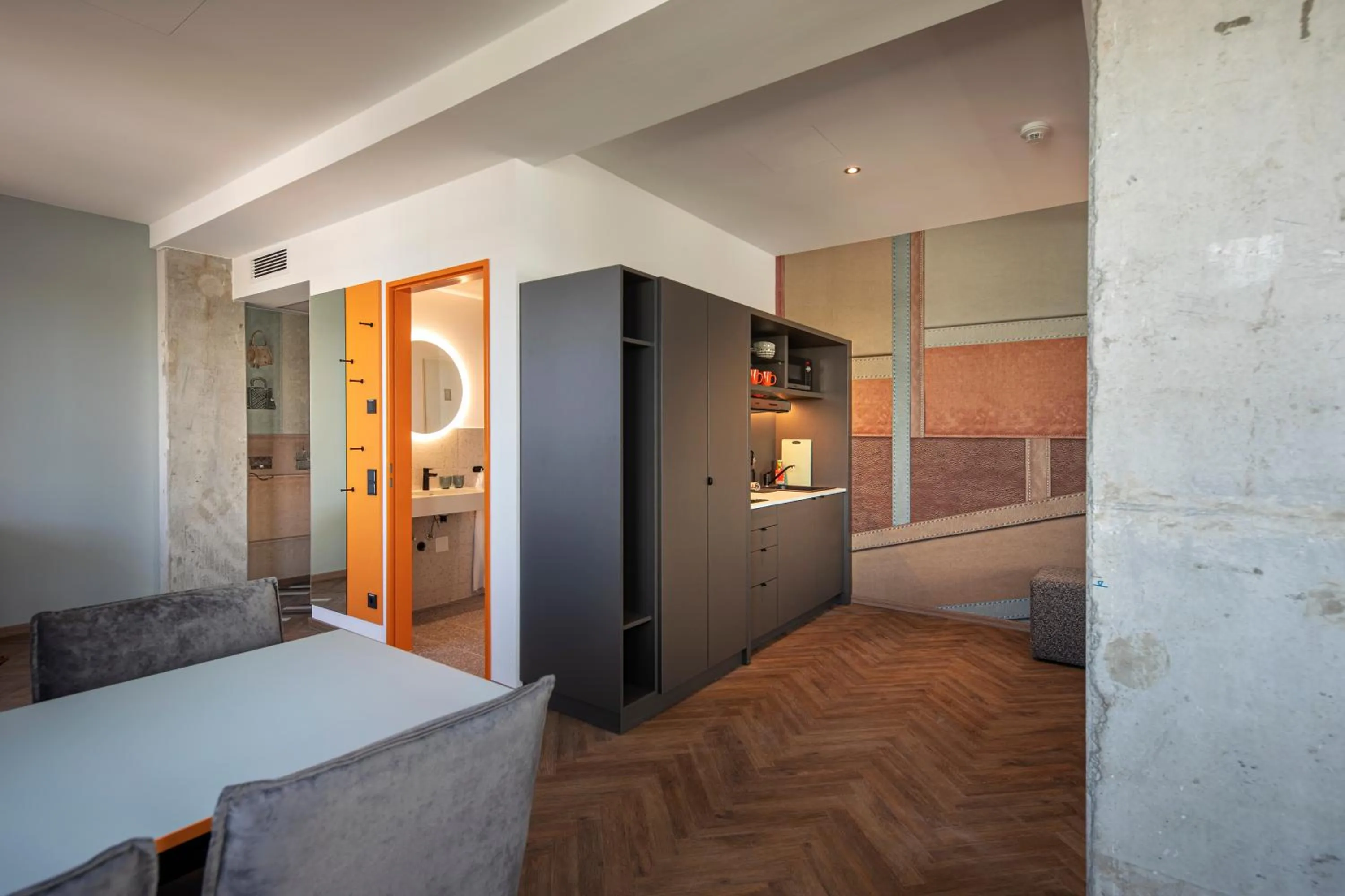 Kitchen or kitchenette in LOGINN Hotel Offenbach