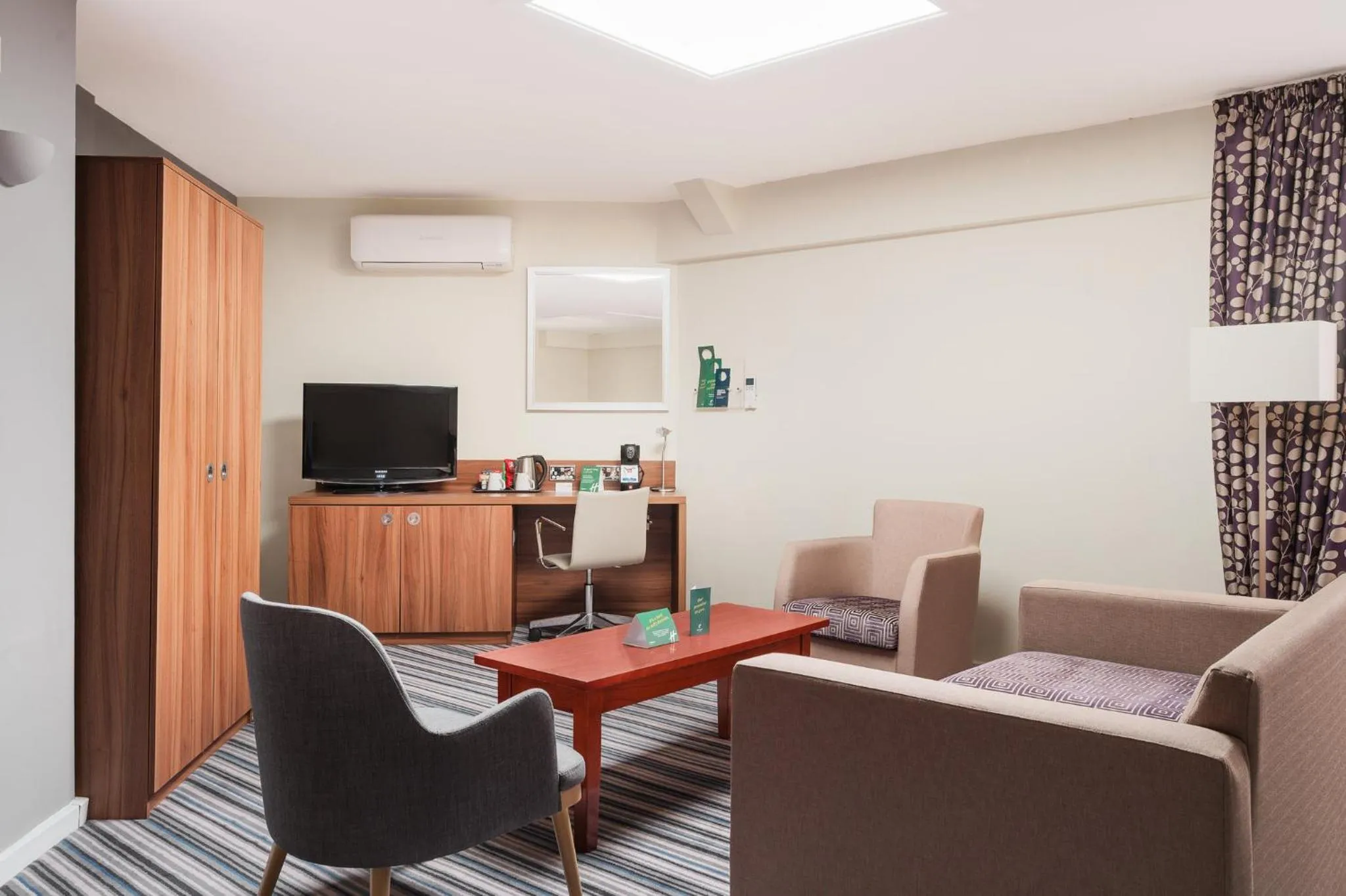 Photo of the whole room in Holiday Inn Northampton by IHG