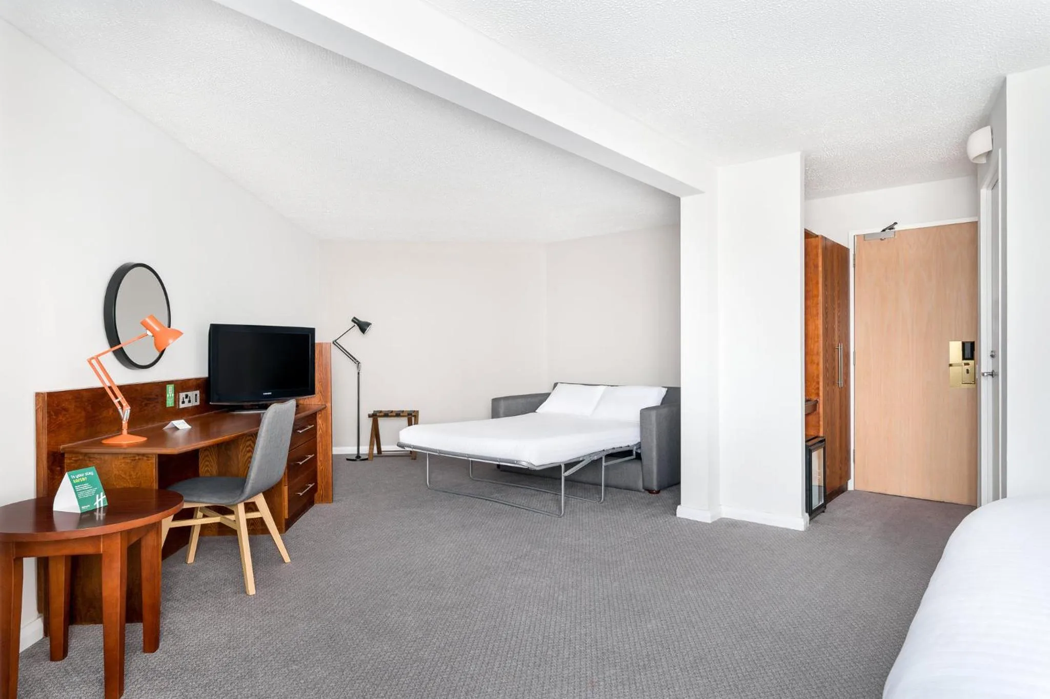 Photo of the whole room, Bed in Holiday Inn Northampton by IHG