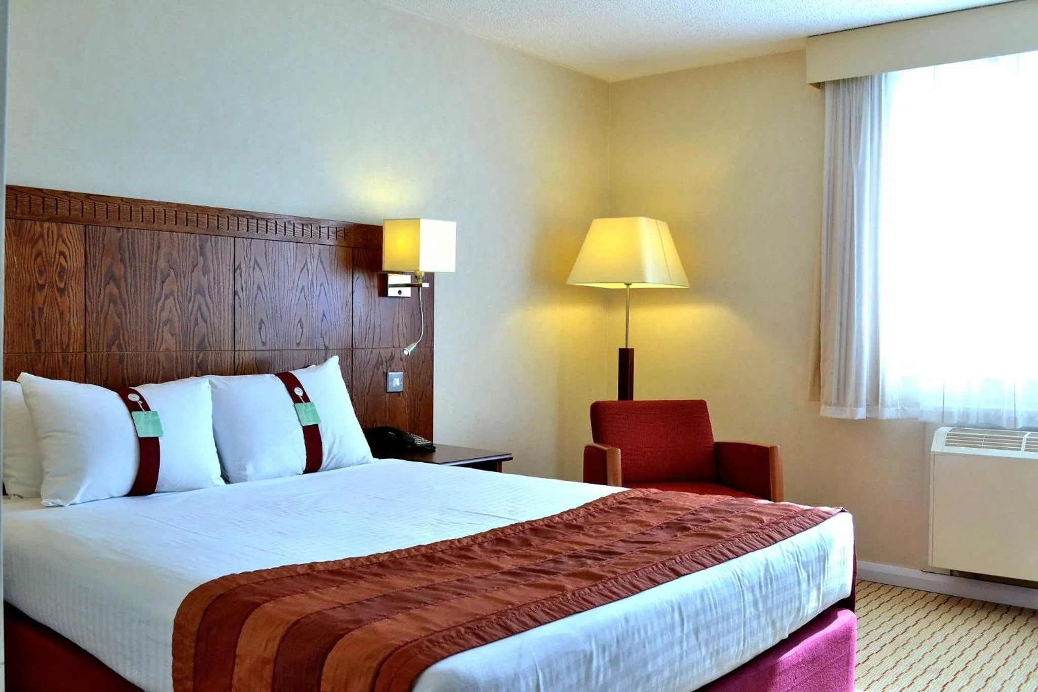 Photo of the whole room, Bed in Holiday Inn Northampton by IHG