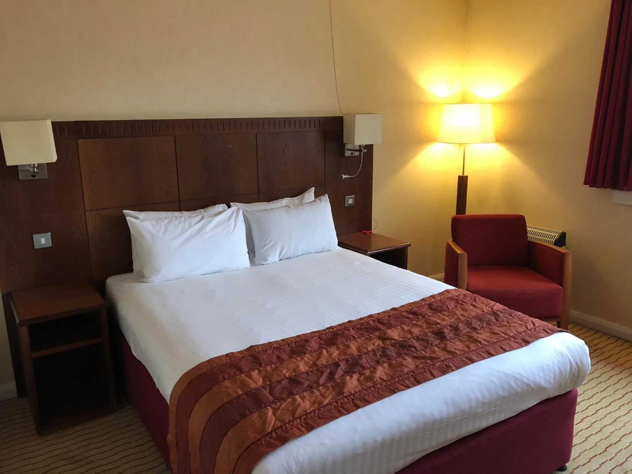 Photo of the whole room, Bed in Holiday Inn Northampton by IHG