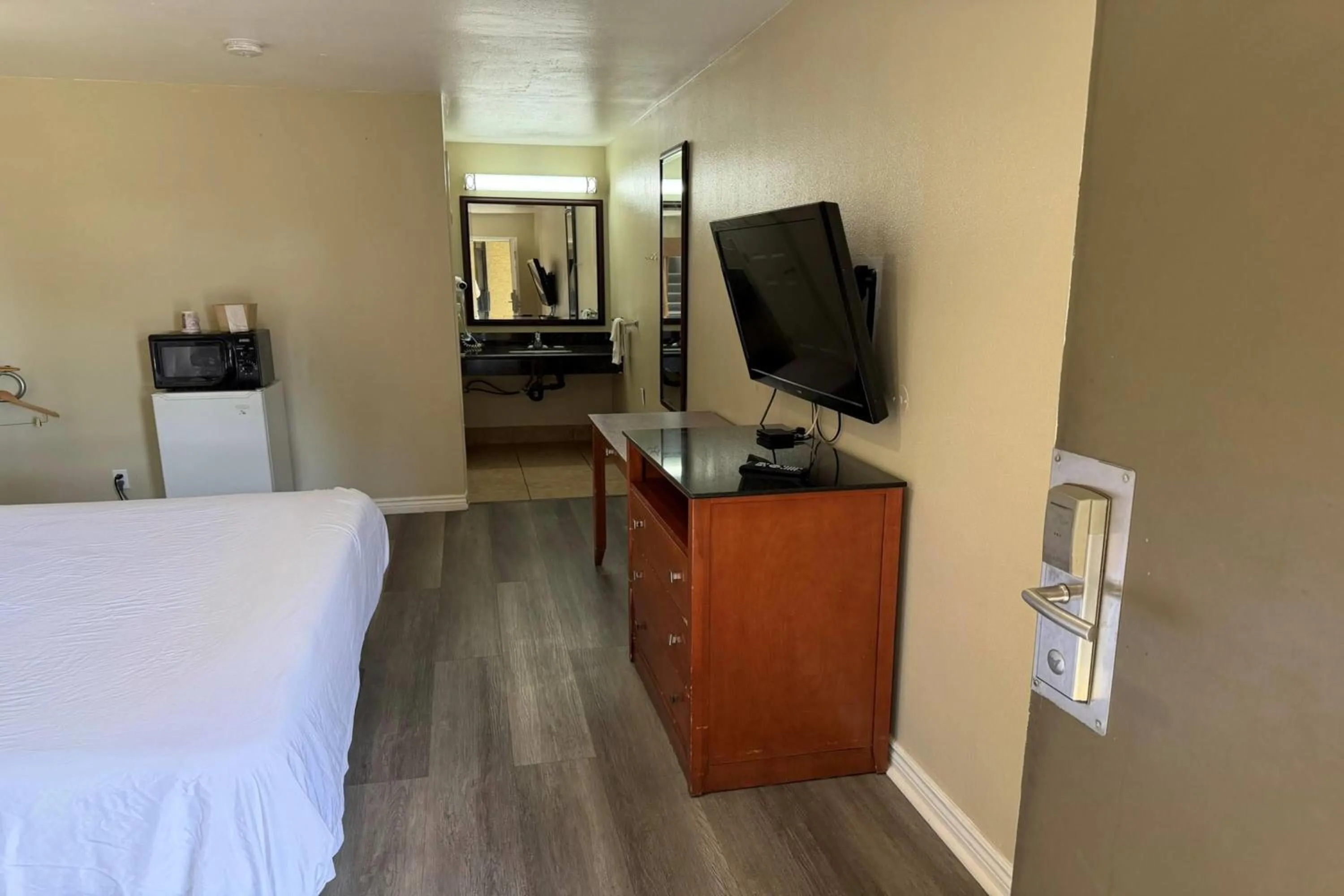 Photo of the whole room, Bed in Travelodge by Wyndham Hemet CA