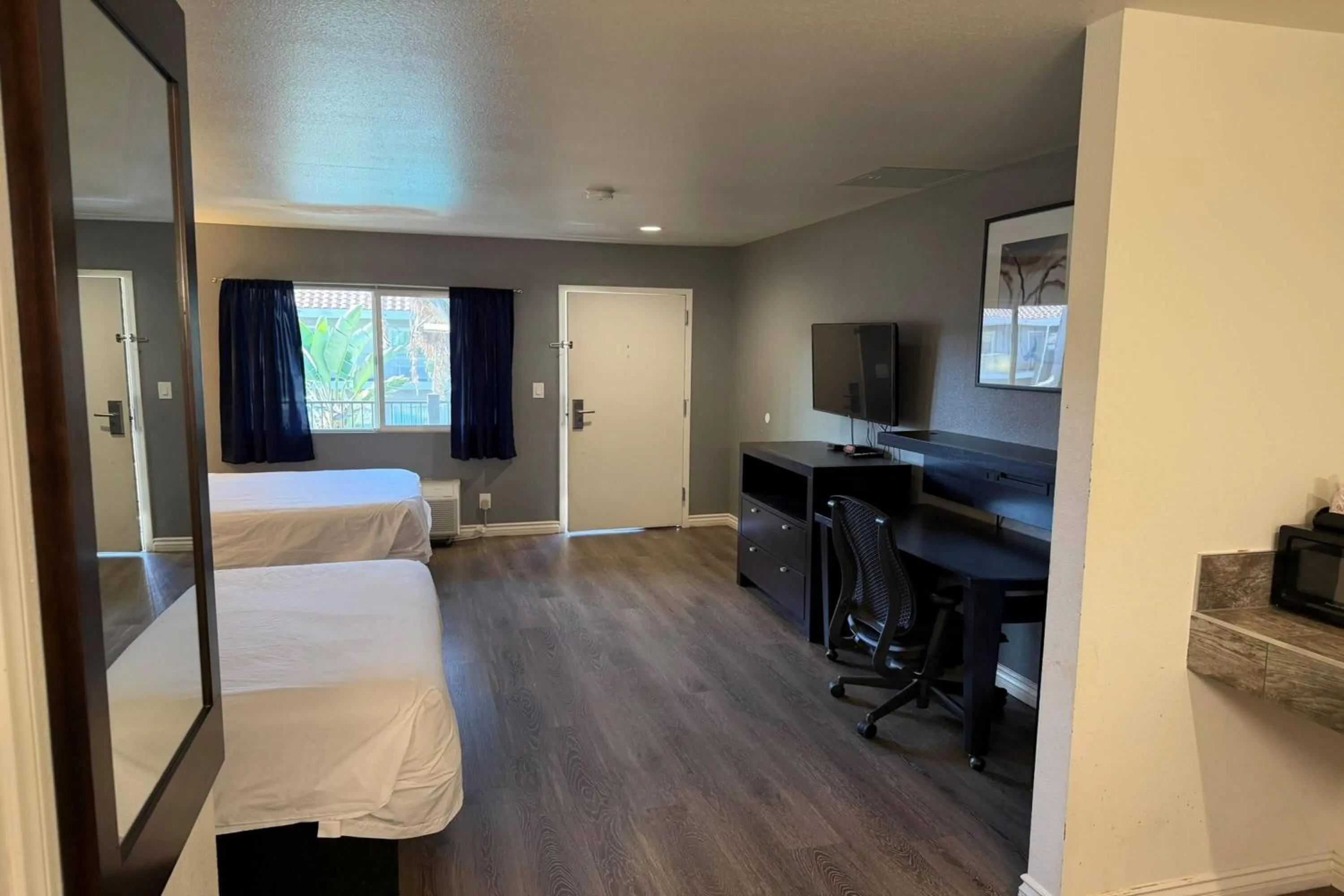 Photo of the whole room, Bed in Travelodge by Wyndham Hemet CA