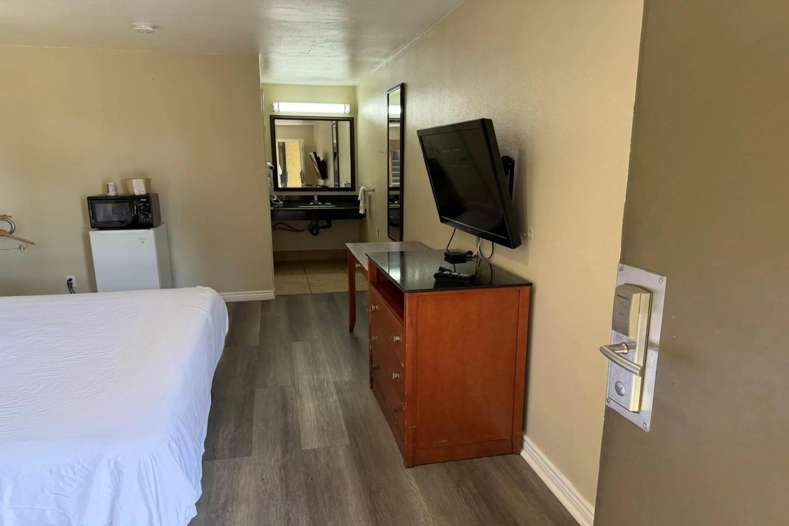 Photo of the whole room, Bed in Travelodge by Wyndham Hemet CA