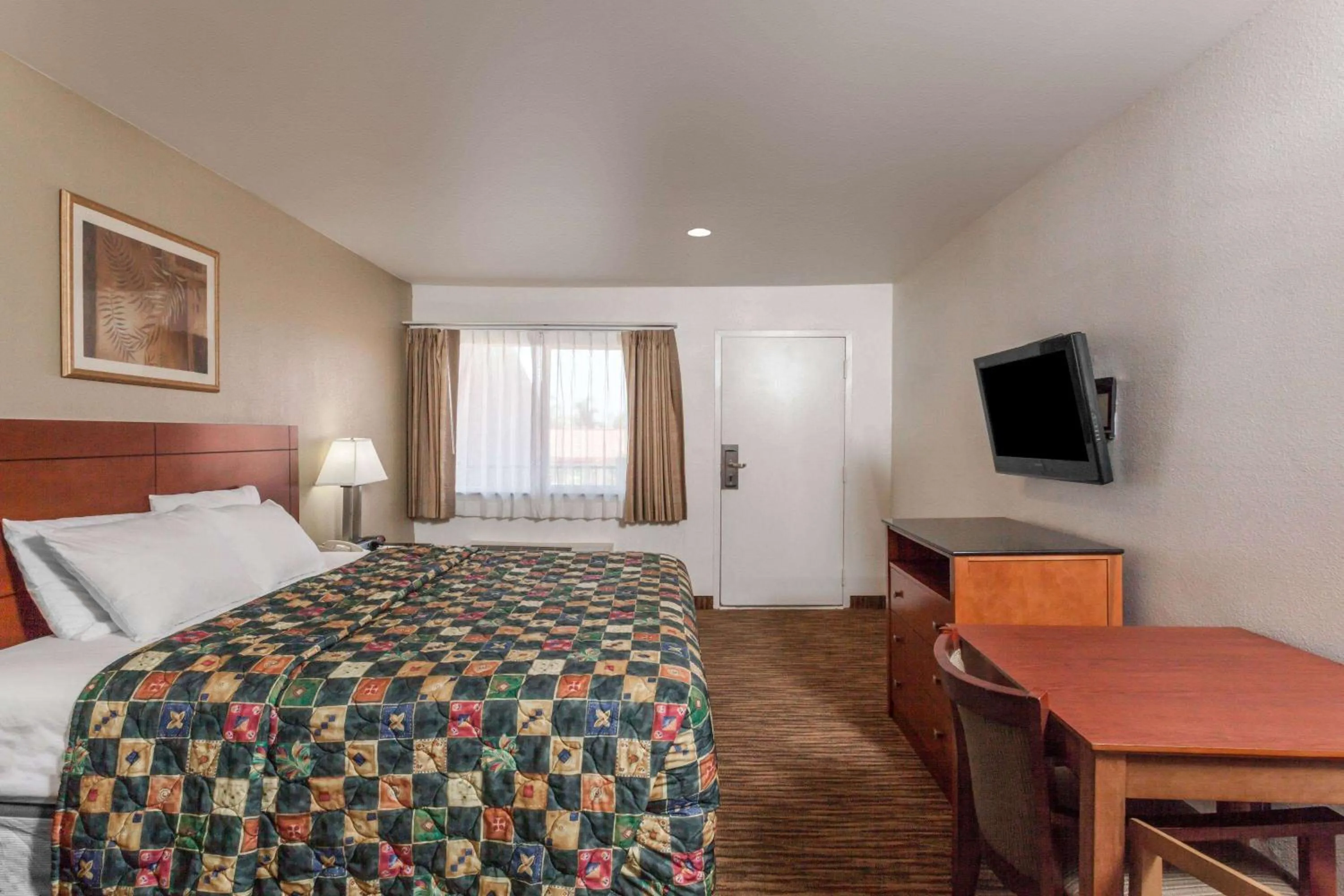 Photo of the whole room, Bed in Travelodge by Wyndham Hemet CA