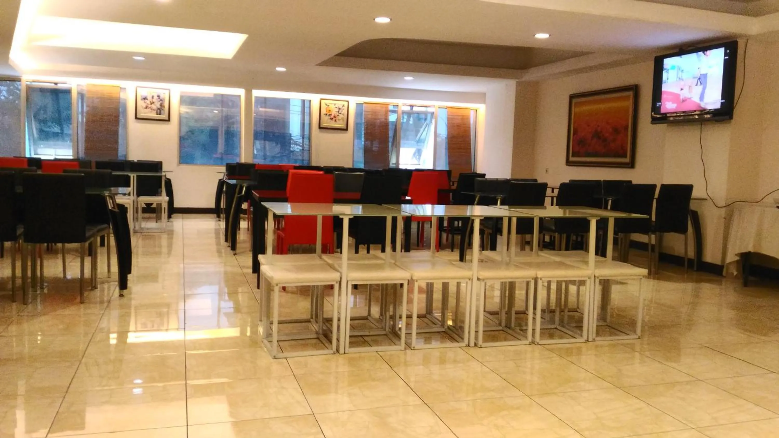 Restaurant/places to eat in Hotel S3 Setrasari Bandung