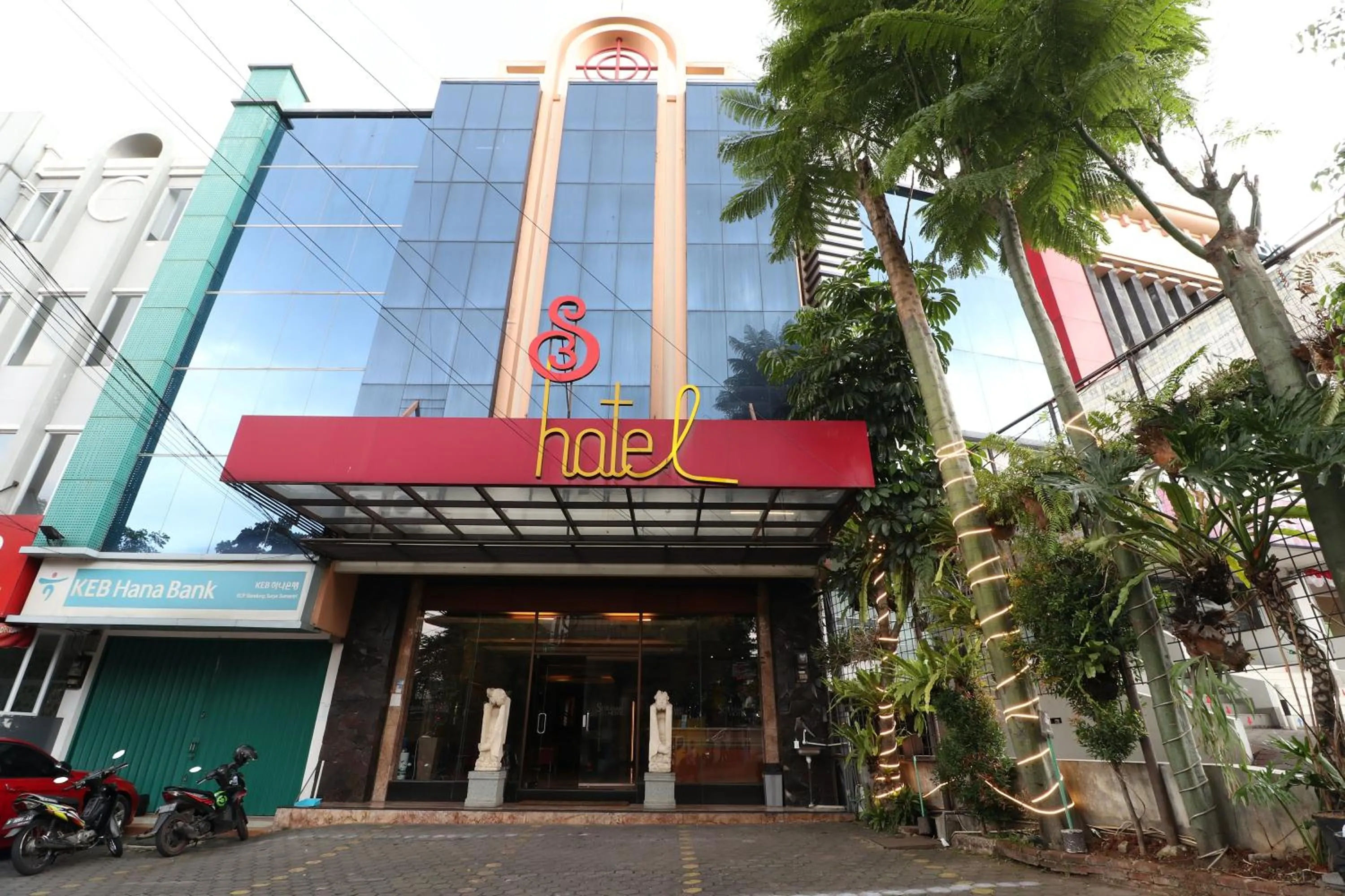 Property building in Hotel S3 Setrasari Bandung