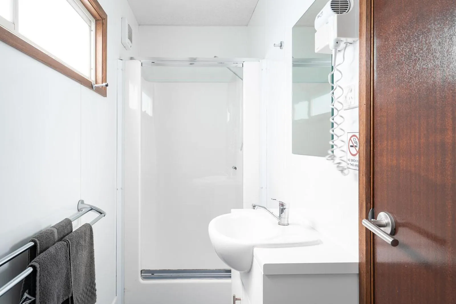 Bathroom in Gundagai Cabins & Tourist Park