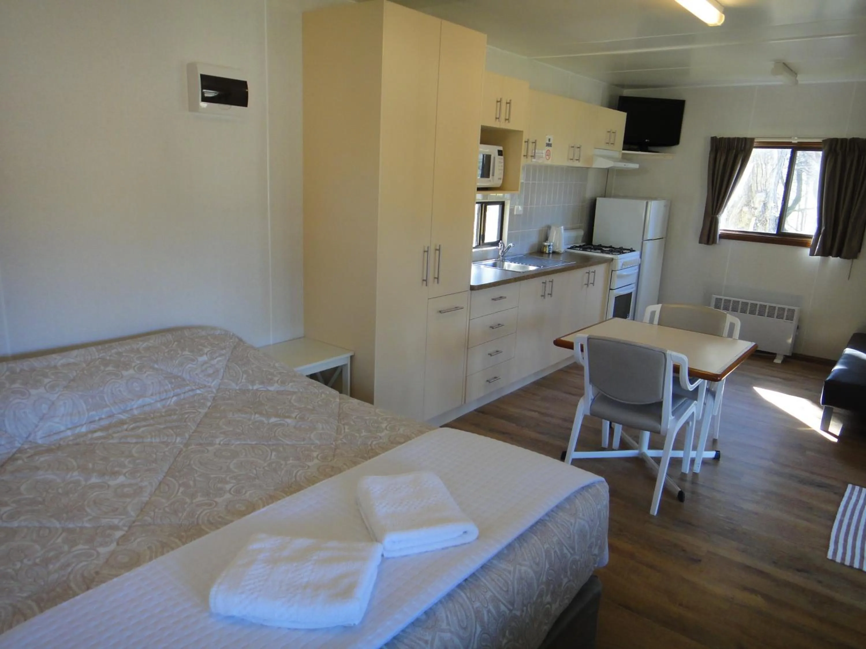 Photo of the whole room, Bed in Gundagai Cabins & Tourist Park